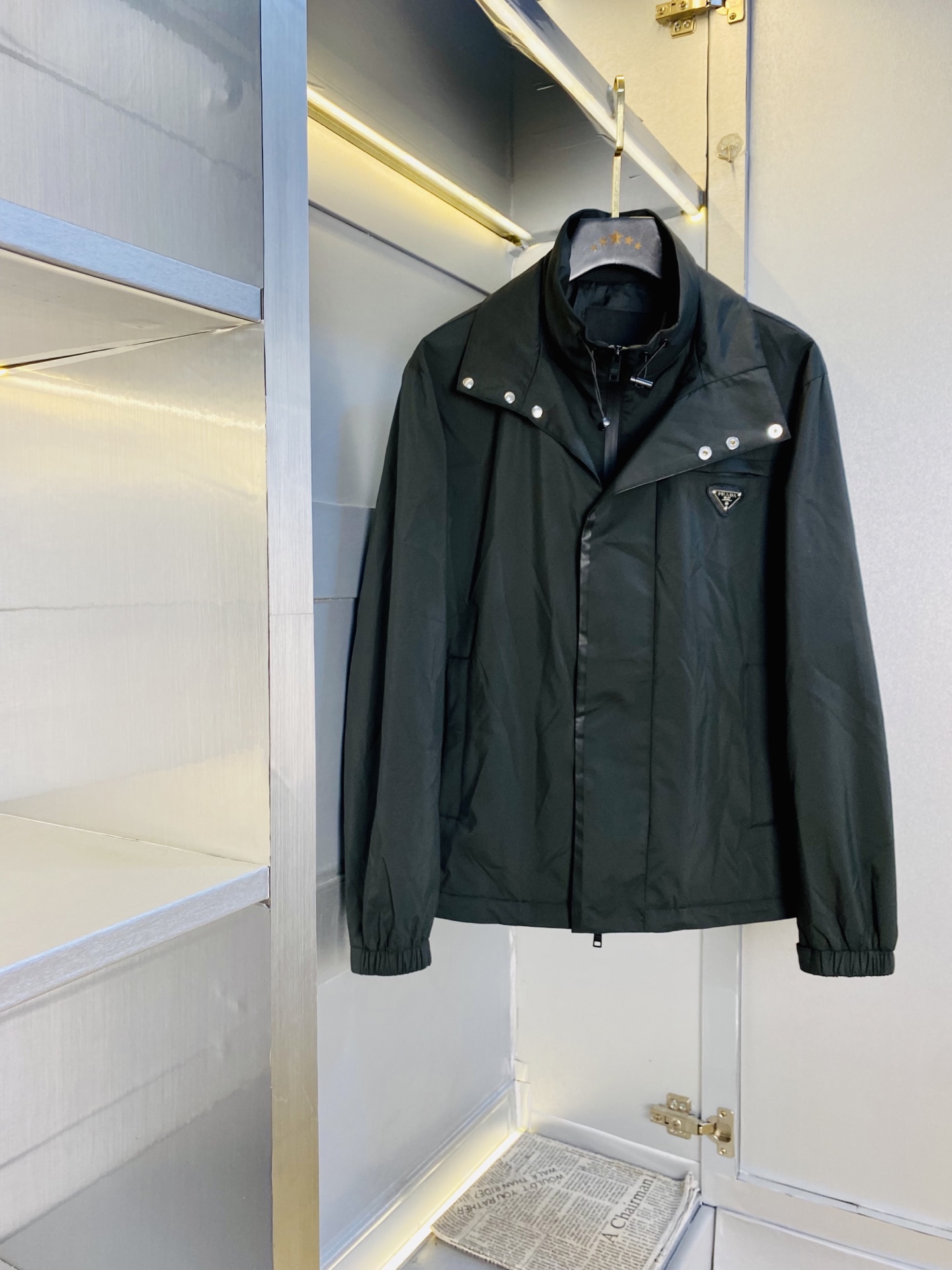 NO:608747,The original item from the official website can wear 200 pounds of Prada 2025 autumn style!  New coat, jacket and windproof coat. High version and high quality. The same original fabric as that of Internet celebrity stars. Customized hardware and accessories. Very comfortable. A super versatile and good-looking coat. Not the ordinary version in the market. Compare at will. Quality is absolutely guaranteed. Color pictures and colors. Sizes M-3XL, prada, prada, jackets & coats, jackets & coats, alexander wang19860909官网原单货 可穿200斤普拉达Prada 2025秋款！新款外套夹克防风衣 高版本高品质 原版面料网红明星同款 开模定制五金辅料 感非常舒服 超级百搭好看的一款外套 非市场普通版本 随意对比 品质绝对保证 颜色图色 尺码M-3XL,,prada,prada,jackets & coats,jackets & coats,alexander wang,Men's clothing