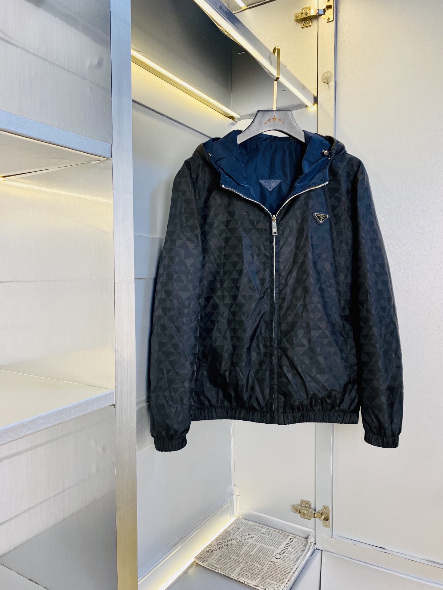 NO:610934,Reversible!  The original item from the official website can wear 200 pounds of Prada 2025 autumn style!  New coat, jacket and windproof coat. High version and high quality. The same original fabric as that of Internet celebrity stars. Customized hardware and accessories. Very comfortable. A super versatile and good-looking coat. Not the ordinary version in the market. Compare at will. Quality is absolutely guaranteed. Color pictures and colors. Sizes M-3XL, prada, prada, jackets & coats, jackets & coats, alexander wang19860909双面穿！ 官网原单货 可穿200斤普拉达Prada 2025秋款！新款外套夹克防风衣 高版本高品质 原版面料网红明星同款 开模定制五金辅料 感非常舒服 超级百搭好看的一款外套 非市场普通版本 随意对比 品质绝对保证 颜色图色 尺码M-3XL,,prada,prada,jackets & coats,jackets & coats,alexander wang,Men's clothing