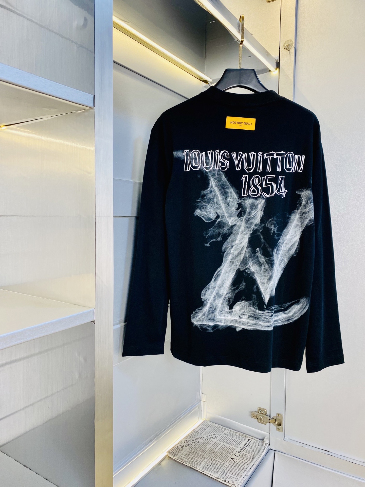 NO:608821,Wearing 210 pounds, original item!  Good news for fat people. Couple outfit Louis Vuitton Lv. Original order quality. 2025 latest model. Long-sleeved T-shirt bottoming shirt. Selected counters to customize top-grade pure cotton imported fabric. With original wash mark!  All three standards are complete, all details are perfectly made, 1:1 replica, 100% authentic, original hardware, high-end customized accessories, original factory and original logo, the upper body effect is amazing!  The sizes at the counter are too large, Xs-XL (175/130 pounds wears Xs), louis vuitton, louis vuitton, tees, t-shirt, alexander wang19860909穿210斤 原单货！胖子福音 情侣装路易威登Lv 原单品质 2025最新款 长袖T恤打底衫 精选专柜订制顶级纯棉进口面料 带原版洗水唛！三标齐全 所有细节做工完美1比1复刻 还原正品百分百 原版五金 高端订制辅料 原厂原标 上身效果超赞！专柜码数偏大Xs-XL(175/130斤穿Xs),,louis vuitton,louis vuitton,tees，t-shirt,alexander wang,Men's clothing