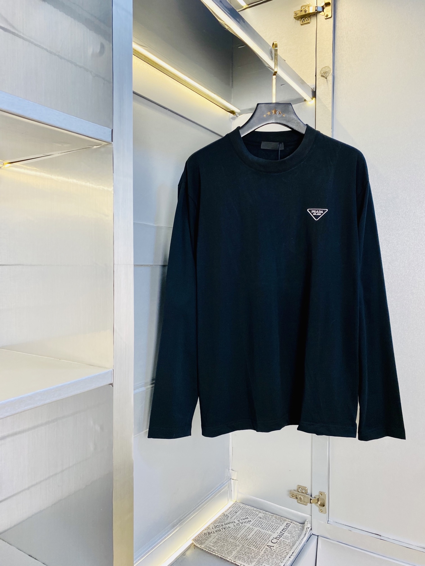 NO:613350,Wearing 210 pounds, original item!  Good news for fat people. Couple wear Prada. Original quality. Latest style long-sleeved T-shirt base layer. Selected counters to customize top-grade pure cotton imported fabric. With original wash mark!  All three standards are complete, all details are perfectly made, 1:1 replica, 100% authentic, original hardware, high-end customized accessories, original factory and original logo, the upper body effect is amazing!  The sizes at the counter are too large, Xs-XL (175/130 pounds wears Xs), prada, prada, tees, t-shirt, alexander wang19860909穿210斤 原单货！胖子福音 情侣装普拉达Prada 原单品质 最新款 长袖T恤打底衫 精选专柜订制顶级纯棉进口面料 带原版洗水唛！三标齐全 所有细节做工完美1比1复刻 还原正品百分百 原版五金 高端订制辅料 原厂原标 上身效果超赞！专柜码数偏大Xs-XL(175/130斤穿Xs),,prada,prada,tees，t-shirt,alexander wang,Men's clothing