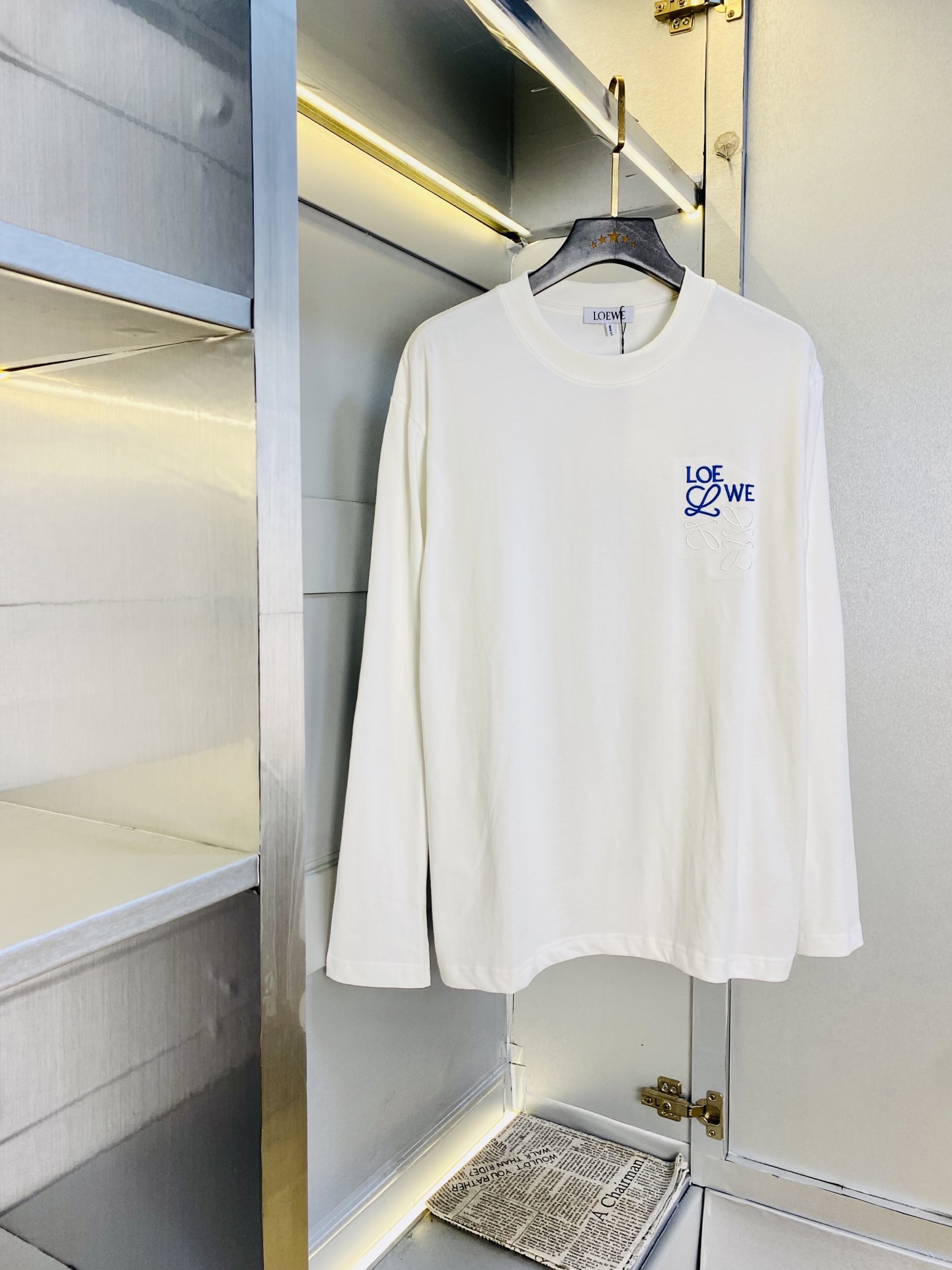 NO:608826,Wearing 210 pounds, original item!  Good news for fat people. Couple wear Loewe. Original quality. 2025 latest model long-sleeved T-shirt bottoming shirt. Selected counters to customize top-grade pure cotton imported fabrics. With original wash mark!  All three standards are complete, all details are perfectly made, 1:1 replica, 100% authentic, original hardware, high-end customized accessories, original factory and original logo, the upper body effect is amazing!  The sizes at the counter are too large, Xs-XL (175/130 pounds wears Xs), loewe, loewe, tees, t-shirt, alexander wang19860909穿210斤 原单货！胖子福音 情侣装罗意威Loewe 原单品质 2025最新款 长袖T恤打底衫 精选专柜订制顶级纯棉进口面料 带原版洗水唛！三标齐全 所有细节做工完美1比1复刻 还原正品百分百 原版五金 高端订制辅料 原厂原标 上身效果超赞！专柜码数偏大Xs-XL(175/130斤穿Xs),,loewe,loewe,tees，t-shirt,alexander wang,Men's clothing