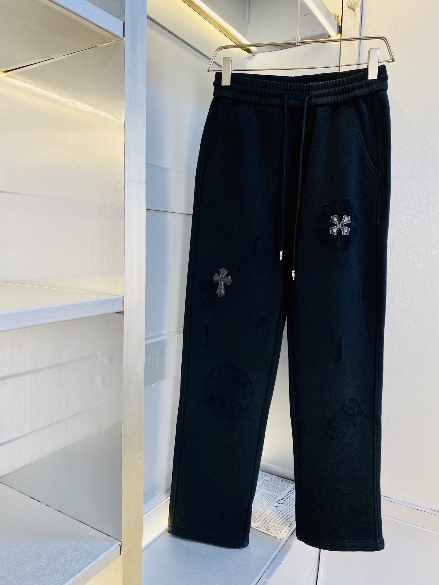 NO:608752,The original item from the official website can wear 210 pounds of Chrome Hearts. Simple and fashionable. Autumn and winter casual pants, sweatpants, elastic pants, straight pants, long pants, very comfortable to wear. Low-key yet luxurious. It is very classy to wear. There is no need to say much about the style and cut of the pants. The upper body is exquisite and vivid. Really first-class and top-quality materials. Really palace-level casual pants and elastic pants, using Turkish cotton to produce the most famous denim fabric.  The quality is outstanding, the pants are very soft after heavy washing!  The straight-leg version is not picky, the upper body is absolutely stylish, the expert design is extremely luxurious. Size: M-3XL,,chrome hearts,chrome hearts,alexander wang19860909官网原单货 可穿210斤克罗心Chrome Hearts 简约时尚 秋冬款休闲裤卫裤松紧裤直筒裤长裤身穿着非常舒适 低调不失奢华 穿出去非常有档次,裤型款式和裁剪亦无需多言 上身精致跃然.真正一等一顶级质料 真正殿堂级的休闲裤松紧裤,选用土耳其的棉花 生产出最有名的单宁布 品质卓然,经过重水洗使得裤子很柔软！直脚的版型 不挑人 上身绝对的有型 达人设计 极度奢华.码数:M-3XL,,chrome hearts,chrome hearts,alexander wang,Men's clothing