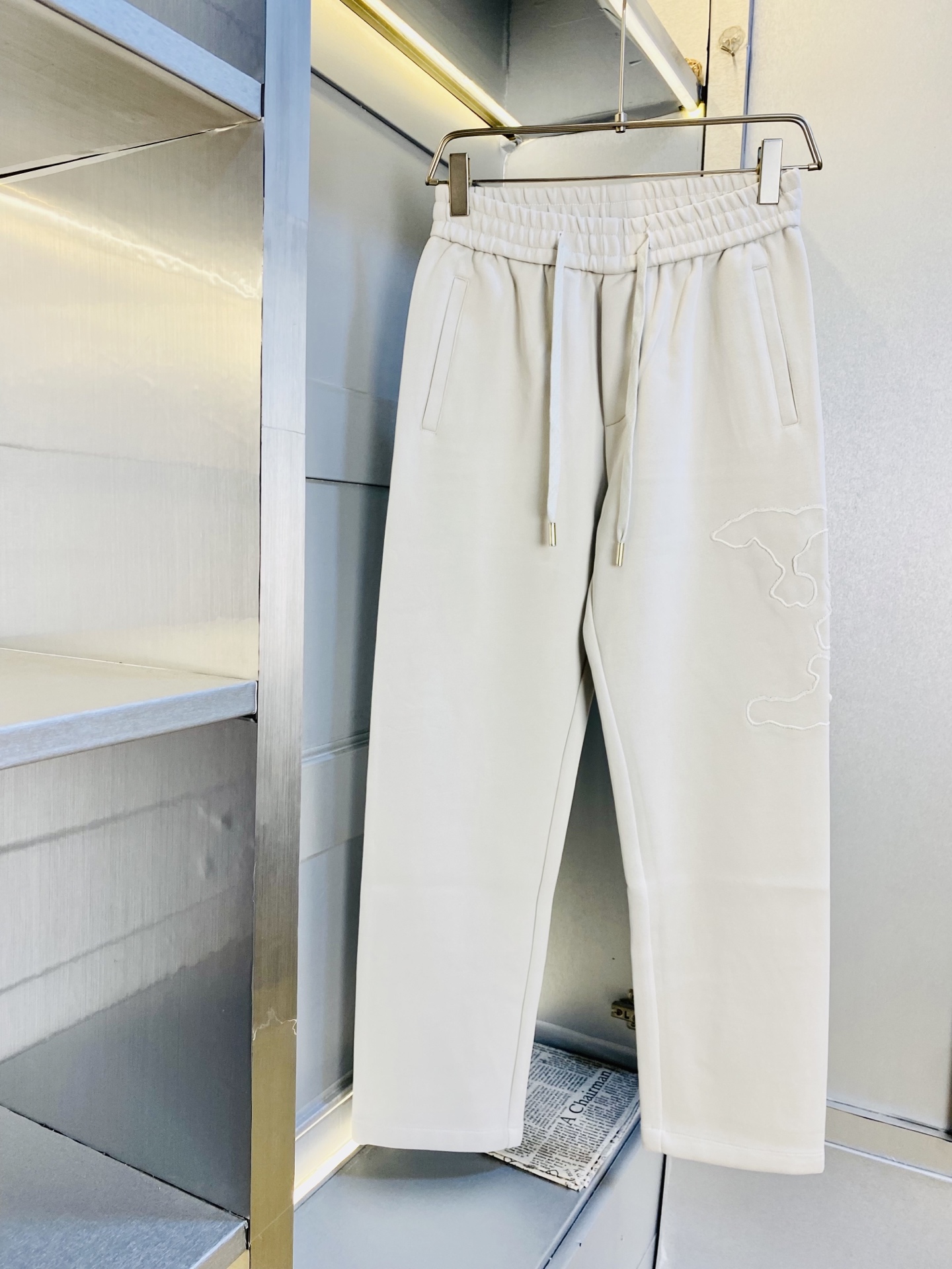 NO:610947,Original item from the official website, can wear 210 pounds of Louis Vuitton Lv, simple and fashionable, autumn and winter casual pants, sweatpants, elastic pants, straight-leg pants, very comfortable to wear, low-key yet luxurious, very classy to wear, no need to say much about the pants style and cut, the upper body is exquisite and vivid. Real first-class top quality materials. Truly top-grade casual pants and elastic pants, using Turkish cotton to produce the most famous denim fabric. The quality is outstanding, and the pants are very soft after heavy washing!  The straight-leg version is not picky, the upper body is absolutely stylish, the expert design is extremely luxurious. Size: M-3XL, Louis Vuitton, Louis Vuitton, Alexander Wang19860909官网原单货 可穿210斤路易威登Lv 简约时尚 秋冬款休闲裤卫裤松紧裤直筒裤长裤身穿着非常舒适 低调不失奢华 穿出去非常有档次,裤型款式和裁剪亦无需多言 上身精致跃然.真正一等一顶级质料 真正殿堂级的休闲裤松紧裤,选用土耳其的棉花 生产出最有名的单宁布 品质卓然,经过重水洗使得裤子很柔软！直脚的版型 不挑人 上身绝对的有型 达人设计 极度奢华.码数:M-3XL,,louis vuitton,louis vuitton,alexander wang,Men's clothing