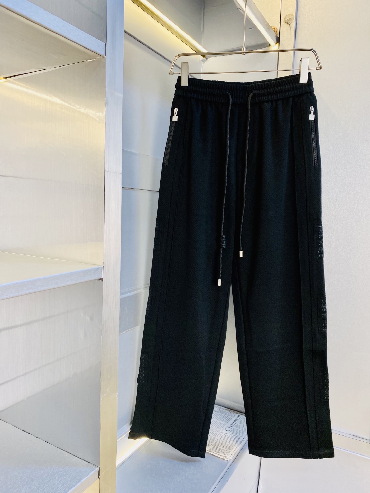 NO:691355,Original item from the official website, can wear 210 pounds Balenciaga, simple and fashionable, autumn and winter casual pants, sweatpants, elastic pants, straight pants, long pants, very comfortable to wear, low-key yet luxurious, very classy to wear, no need to say much about the style and tailoring of the pants, the upper body is exquisite and vivid. Really first-class and top-quality materials, truly palace-level casual pants and elastic pants, using Turkish cotton to produce the most famous denim fabric  The quality is outstanding, the pants are very soft after heavy washing!  The straight-leg version is not picky, the upper body is absolutely stylish, the expert design is extremely luxurious. Size: M-3XL,,balenciaga,balenciaga,19860909官网原单货 可穿210斤巴黎世家Balenciaga 简约时尚 秋冬款休闲裤卫裤松紧裤直筒裤长裤身穿着非常舒适 低调不失奢华 穿出去非常有档次,裤型款式和裁剪亦无需多言 上身精致跃然.真正一等一顶级质料 真正殿堂级的休闲裤松紧裤,选用土耳其的棉花 生产出最有名的单宁布 品质卓然,经过重水洗使得裤子很柔软！直脚的版型 不挑人 上身绝对的有型 达人设计 极度奢华.码数:M-3XL,,balenciaga,balenciaga,,Men's clothing