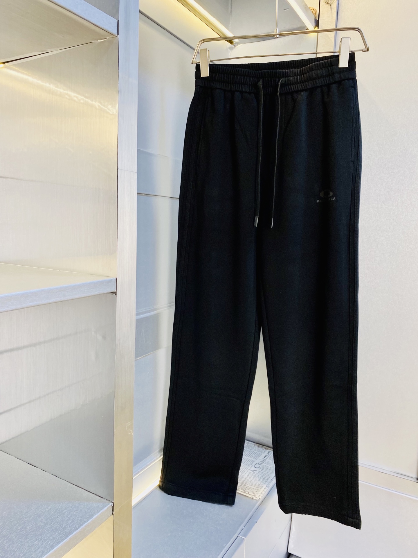 NO:726567,Support replacement after the year!  Original item from the official website, can wear 210 pounds Balenciaga, simple and fashionable, autumn and winter casual pants, sweatpants, elastic pants, straight pants, long pants, very comfortable to wear, low-key yet luxurious, very classy to wear, no need to say much about the style and tailoring of the pants, the upper body is exquisite and vivid. Really first-class and top-quality materials, truly palace-level casual pants and elastic pants, using Turkish cotton to produce the most famous denim fabric  The quality is outstanding, the pants are very soft after heavy washing!  The straight-leg version is not picky, the upper body is absolutely stylish, the expert design is extremely luxurious. Size: M-3XL,,balenciaga,balenciaga,19860909支持年后退换！ 官网原单货 可穿210斤巴黎世家Balenciaga 简约时尚 秋冬款休闲裤卫裤松紧裤直筒裤长裤身穿着非常舒适 低调不失奢华 穿出去非常有档次,裤型款式和裁剪亦无需多言 上身精致跃然.真正一等一顶级质料 真正殿堂级的休闲裤松紧裤,选用土耳其的棉花 生产出最有名的单宁布 品质卓然,经过重水洗使得裤子很柔软！直脚的版型 不挑人 上身绝对的有型 达人设计 极度奢华.码数:M-3XL,,balenciaga,balenciaga,,Men's clothing