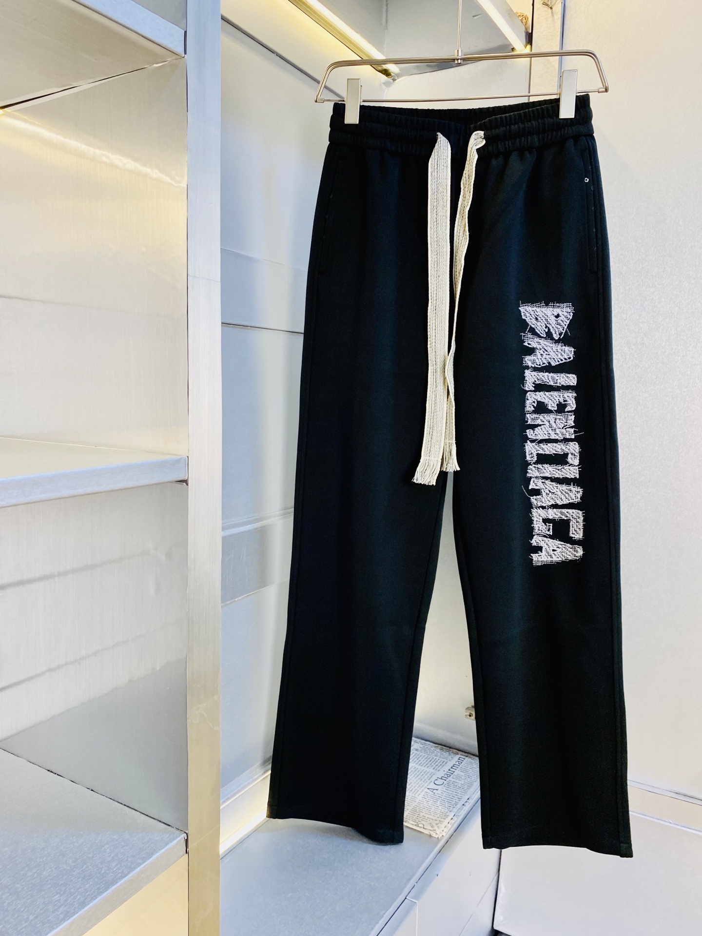 NO:608787,Original item from the official website, can wear 210 pounds Balenciaga, simple and fashionable, autumn and winter casual pants, sweatpants, elastic pants, straight pants, long pants, very comfortable to wear, low-key yet luxurious, very classy to wear, no need to say much about the style and tailoring of the pants, the upper body is exquisite and vivid. Really first-class and top-quality materials, truly palace-level casual pants and elastic pants, using Turkish cotton to produce the most famous denim fabric  The quality is outstanding, the pants are very soft after heavy washing!  The straight-leg version is not picky, the upper body is absolutely stylish, the expert design is extremely luxurious. Size: M-3XL,,balenciaga,balenciaga,alexander wang19860909官网原单货 可穿210斤巴黎世家Balenciaga 简约时尚 秋冬款休闲裤卫裤松紧裤直筒裤长裤身穿着非常舒适 低调不失奢华 穿出去非常有档次,裤型款式和裁剪亦无需多言 上身精致跃然.真正一等一顶级质料 真正殿堂级的休闲裤松紧裤,选用土耳其的棉花 生产出最有名的单宁布 品质卓然,经过重水洗使得裤子很柔软！直脚的版型 不挑人 上身绝对的有型 达人设计 极度奢华.码数:M-3XL,,balenciaga,balenciaga,alexander wang,Men's clothing