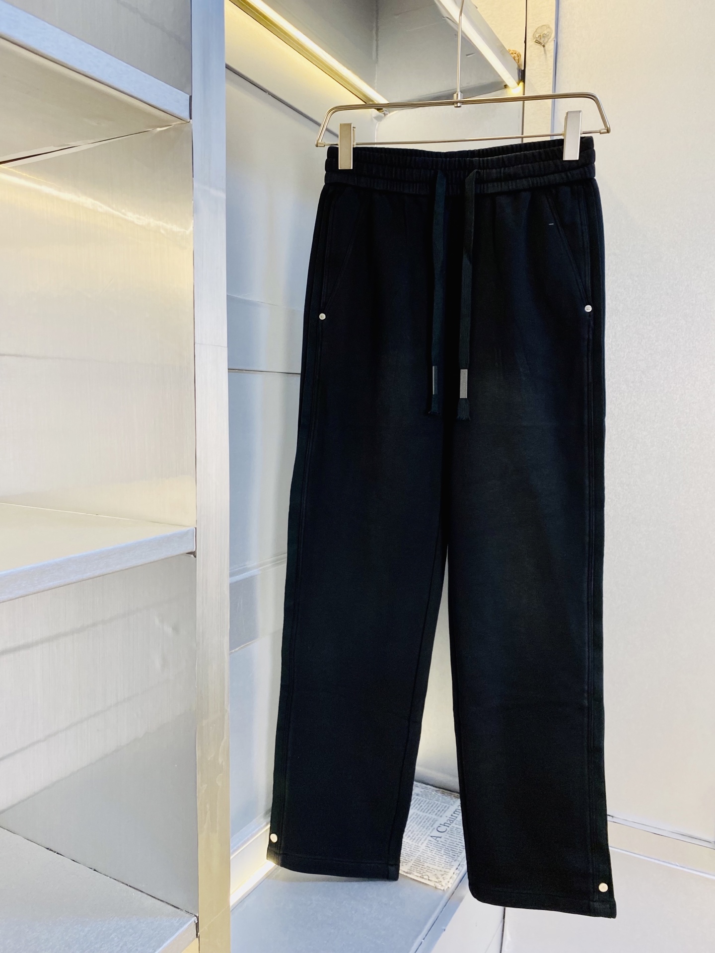 NO:610957,Original item from the official website, can wear 210 pounds Balenciaga, simple and fashionable, autumn and winter casual pants, sweatpants, elastic pants, straight pants, long pants, very comfortable to wear, low-key yet luxurious, very classy to wear, no need to say much about the style and tailoring of the pants, the upper body is exquisite and vivid. Really first-class and top-quality materials, truly palace-level casual pants and elastic pants, using Turkish cotton to produce the most famous denim fabric  The quality is outstanding, the pants are very soft after heavy washing!  The straight-leg version is not picky, the upper body is absolutely stylish, the expert design is extremely luxurious. Size: M-3XL,,balenciaga,balenciaga,alexander wang19860909官网原单货 可穿210斤巴黎世家Balenciaga 简约时尚 秋冬款休闲裤卫裤松紧裤直筒裤长裤身穿着非常舒适 低调不失奢华 穿出去非常有档次,裤型款式和裁剪亦无需多言 上身精致跃然.真正一等一顶级质料 真正殿堂级的休闲裤松紧裤,选用土耳其的棉花 生产出最有名的单宁布 品质卓然,经过重水洗使得裤子很柔软！直脚的版型 不挑人 上身绝对的有型 达人设计 极度奢华.码数:M-3XL,,balenciaga,balenciaga,alexander wang,Men's clothing