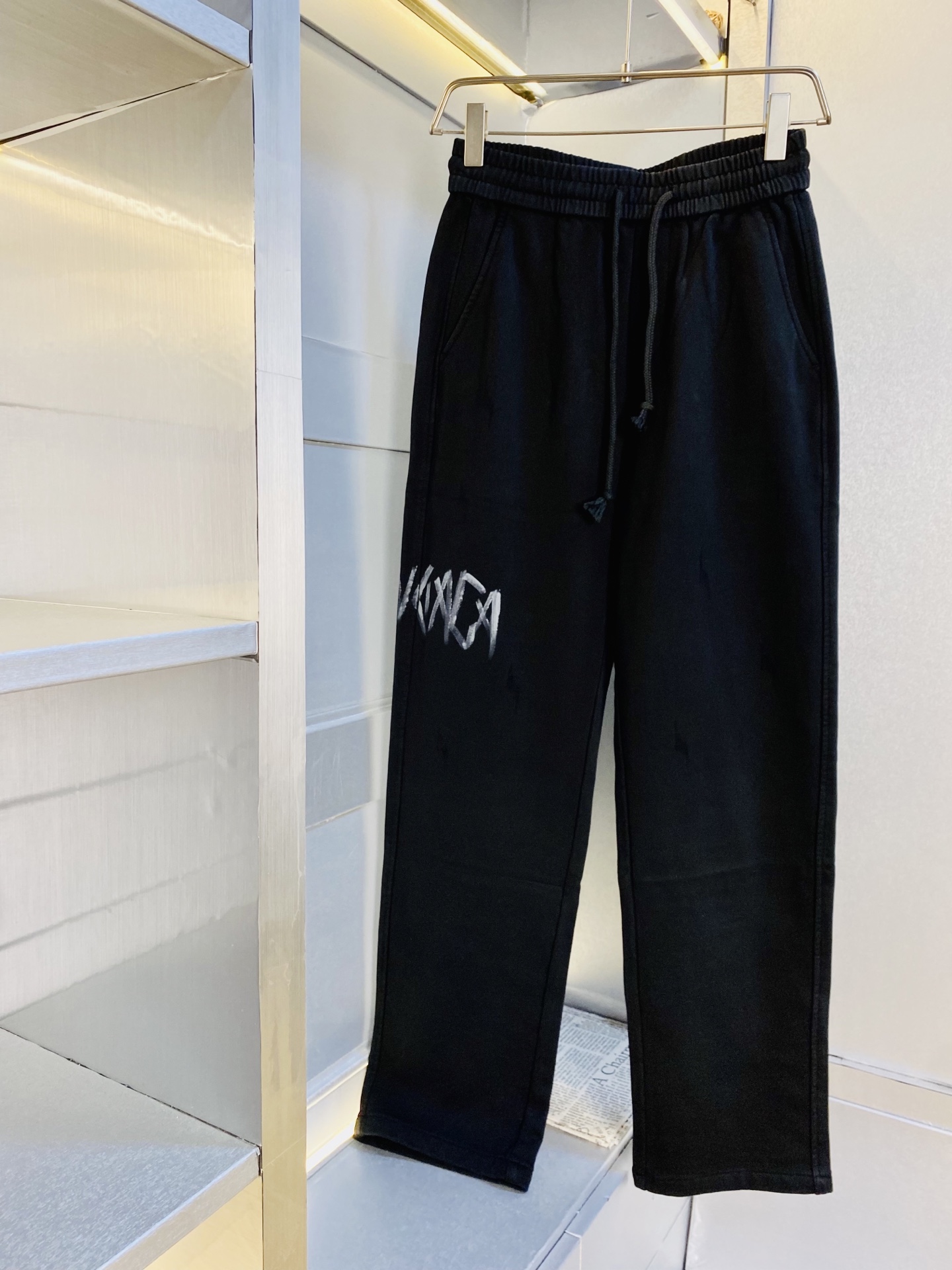 NO:608757,Original item from the official website, can wear 210 pounds Balenciaga, simple and fashionable, autumn and winter casual pants, sweatpants, elastic pants, straight pants, long pants, very comfortable to wear, low-key yet luxurious, very classy to wear, no need to say much about the style and tailoring of the pants, the upper body is exquisite and vivid. Really first-class and top-quality materials, truly palace-level casual pants and elastic pants, using Turkish cotton to produce the most famous denim fabric  The quality is outstanding, the pants are very soft after heavy washing!  The straight-leg version is not picky, the upper body is absolutely stylish, the expert design is extremely luxurious. Size: M-3XL,,balenciaga,balenciaga,alexander wang19860909官网原单货 可穿210斤巴黎世家Balenciaga 简约时尚 秋冬款休闲裤卫裤松紧裤直筒裤长裤身穿着非常舒适 低调不失奢华 穿出去非常有档次,裤型款式和裁剪亦无需多言 上身精致跃然.真正一等一顶级质料 真正殿堂级的休闲裤松紧裤,选用土耳其的棉花 生产出最有名的单宁布 品质卓然,经过重水洗使得裤子很柔软！直脚的版型 不挑人 上身绝对的有型 达人设计 极度奢华.码数:M-3XL,,balenciaga,balenciaga,alexander wang,Men's clothing