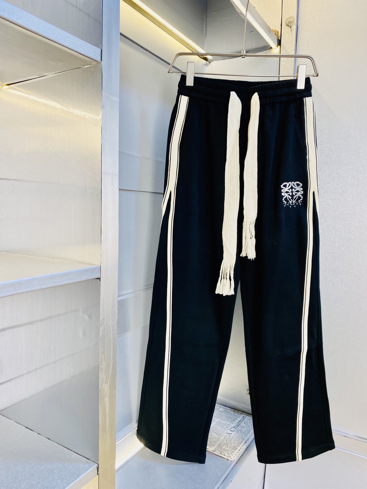 NO:608762,Original item from the official website Can wear 210 pounds Loewe Simple and fashionable autumn and winter casual pants, sweatpants, elastic pants, straight pants, long pants, very comfortable to wear, low-key yet luxurious, very classy to wear, no need to say much about the pants style and tailoring, the upper body is exquisite and vivid. Really first-class top quality materials, truly palace-level casual pants and elastic pants, using Turkish cotton to produce the most famous denim fabric  The quality is outstanding, the pants are very soft after heavy washing!  The straight-leg version is not picky, the upper body is absolutely stylish, the expert design is extremely luxurious. Size: M-3XL,,loewe,loewe,alexander wang19860909官网原单货 可穿210斤罗意威Loewe 简约时尚 秋冬款休闲裤卫裤松紧裤直筒裤长裤身穿着非常舒适 低调不失奢华 穿出去非常有档次,裤型款式和裁剪亦无需多言 上身精致跃然.真正一等一顶级质料 真正殿堂级的休闲裤松紧裤,选用土耳其的棉花 生产出最有名的单宁布 品质卓然,经过重水洗使得裤子很柔软！直脚的版型 不挑人 上身绝对的有型 达人设计 极度奢华.码数:M-3XL,,loewe,loewe,alexander wang,Men's clothing