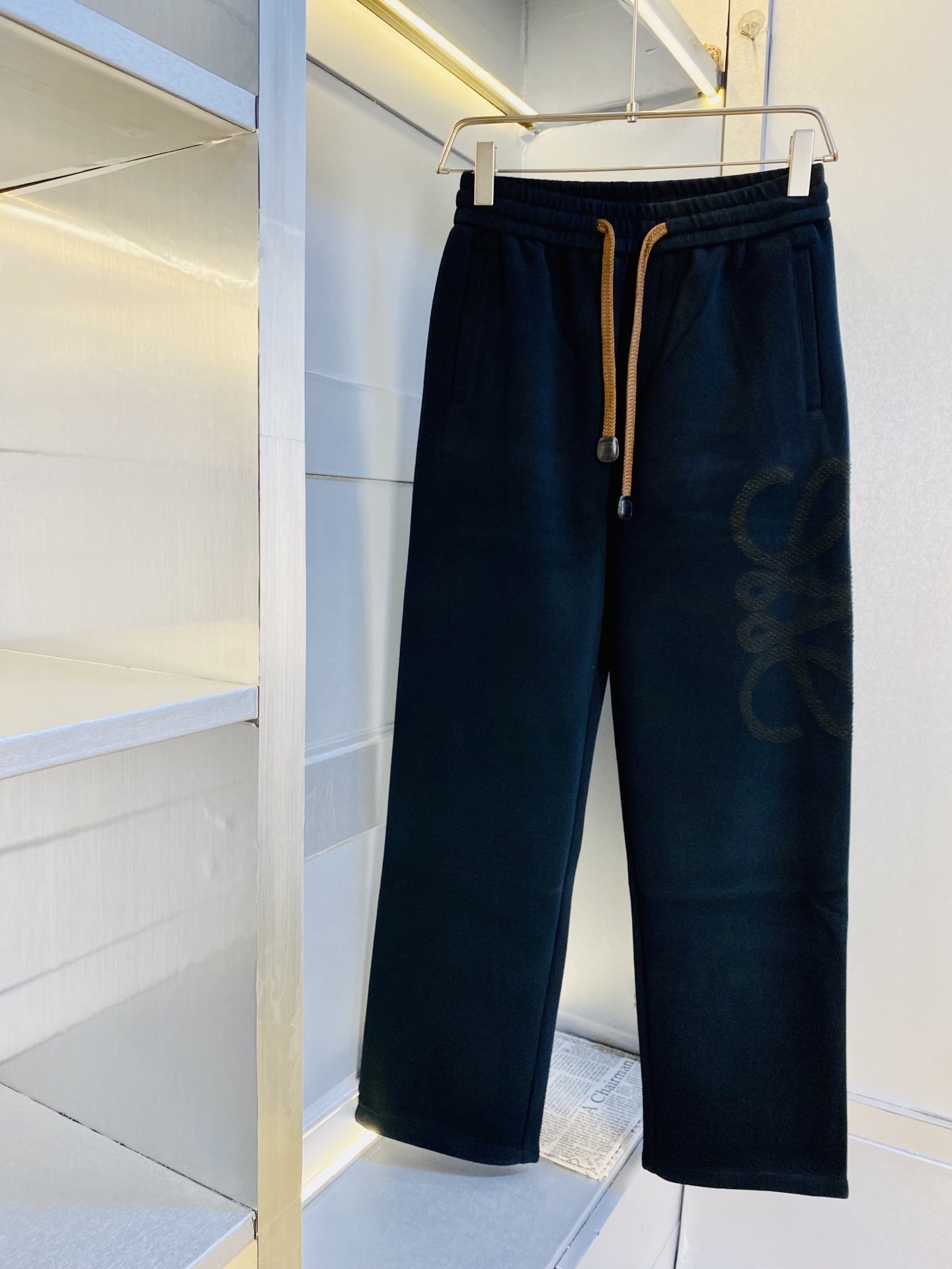 NO:608751,Original item from the official website Can wear 210 pounds Loewe Simple and fashionable autumn and winter casual pants, sweatpants, elastic pants, straight pants, long pants, very comfortable to wear, low-key yet luxurious, very classy to wear, no need to say much about the pants style and tailoring, the upper body is exquisite and vivid. Really first-class top quality materials, truly palace-level casual pants and elastic pants, using Turkish cotton to produce the most famous denim fabric  The quality is outstanding, the pants are very soft after heavy washing!  The straight-leg version is not picky, the upper body is absolutely stylish, the expert design is extremely luxurious. Size: M-3XL,,loewe,loewe,alexander wang19860909官网原单货 可穿210斤罗意威Loewe 简约时尚 秋冬款休闲裤卫裤松紧裤直筒裤长裤身穿着非常舒适 低调不失奢华 穿出去非常有档次,裤型款式和裁剪亦无需多言 上身精致跃然.真正一等一顶级质料 真正殿堂级的休闲裤松紧裤,选用土耳其的棉花 生产出最有名的单宁布 品质卓然,经过重水洗使得裤子很柔软！直脚的版型 不挑人 上身绝对的有型 达人设计 极度奢华.码数:M-3XL,,loewe,loewe,alexander wang,Men's clothing