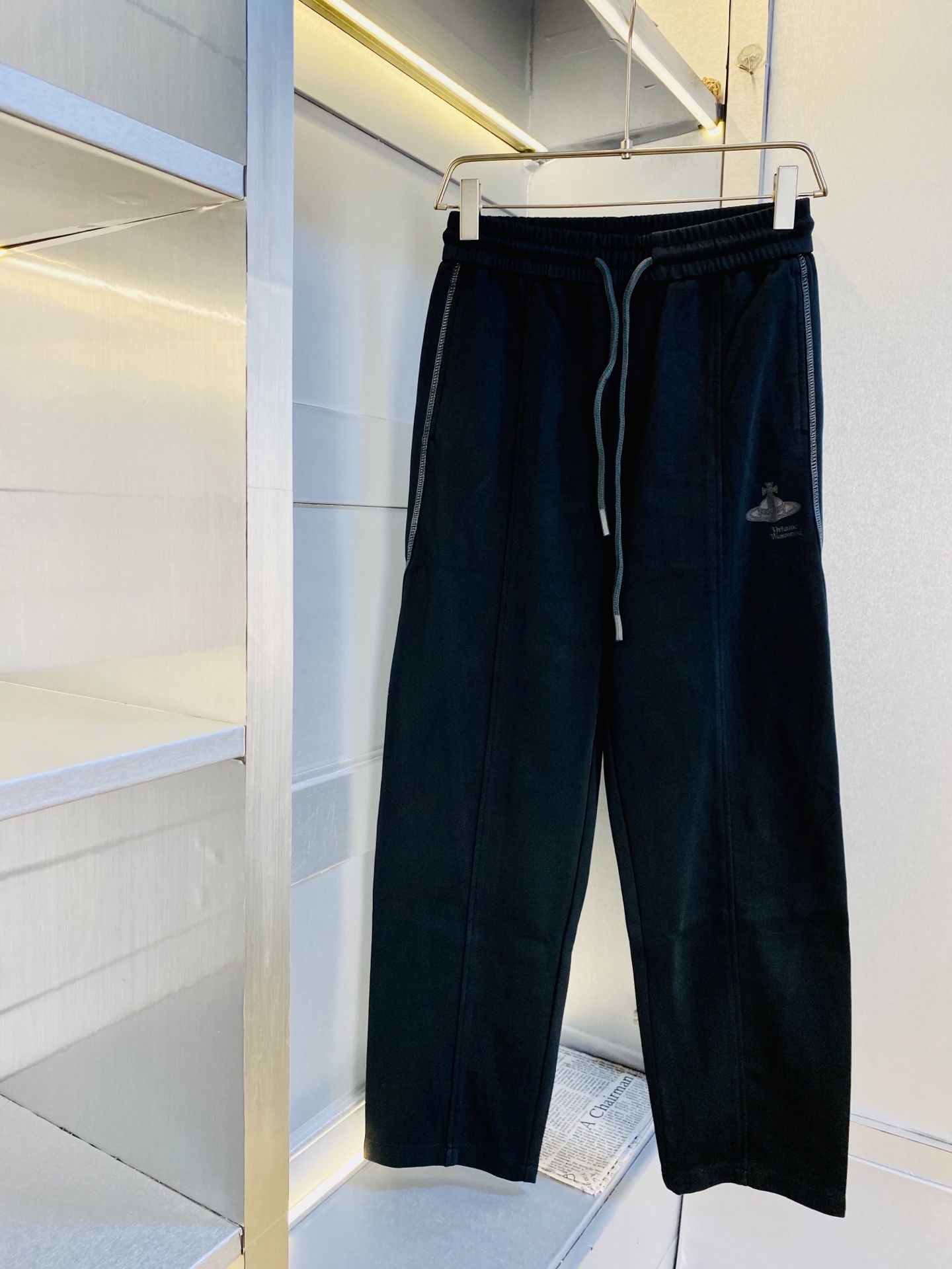 NO:608767,The original item from the official website can be worn by Queen Mother Vivienne, who weighs 210 pounds. Simple and fashionable. Autumn and winter casual pants, sweatpants, elastic pants, straight-leg pants, long pants, very comfortable to wear, low-key yet luxurious. It is very classy to wear, and the style and tailoring of the pants need not be said. The upper body is exquisite and vivid. Really first-class and top-quality materials. Really palace-level casual pants and elastic pants, using Turkish cotton to produce the most famous denim fabric.  The quality is outstanding, the pants are very soft after heavy washing!  The straight-leg version is not picky, the upper body is absolutely stylish, the expert design is extremely luxurious. Size: M-3XL,,alexander wang19860909官网原单货 可穿210斤西太后Vivienne薇薇安 简约时尚 秋冬款休闲裤卫裤松紧裤直筒裤长裤身穿着非常舒适 低调不失奢华 穿出去非常有档次,裤型款式和裁剪亦无需多言 上身精致跃然.真正一等一顶级质料 真正殿堂级的休闲裤松紧裤,选用土耳其的棉花 生产出最有名的单宁布 品质卓然,经过重水洗使得裤子很柔软！直脚的版型 不挑人 上身绝对的有型 达人设计 极度奢华.码数:M-3XL,,alexander wang,Men's clothing