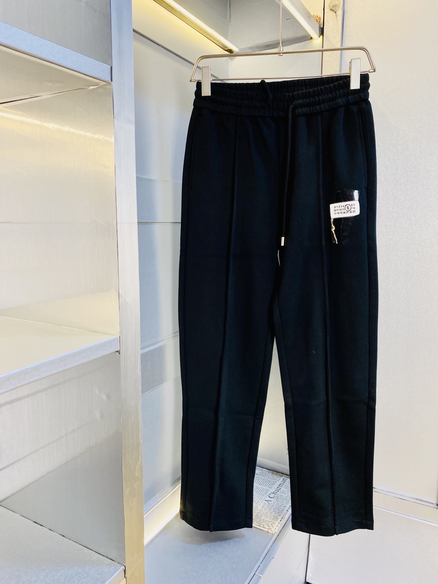 NO:608749,The original item from the official website can wear 210 pounds of Majira MM6. Simple and fashionable, autumn and winter casual pants, sweatpants, elastic pants, straight-leg pants, very comfortable to wear, low-key yet luxurious, very classy to wear, and the style and tailoring of the pants need no introduction. The upper body is exquisite and vivid. Really first-class top quality materials. Really top-grade casual pants and elastic pants, using Turkish cotton to produce the most famous denim fabric. The quality is outstanding, and the pants are very soft after heavy washing!  The straight-leg version is not picky, the upper body is absolutely stylish, the expert design is extremely luxurious. Size: M-3XL, masion margiela, masion margiela, alexander wang19860909官网原单货 可穿210斤马吉拉MM6 简约时尚 秋冬款休闲裤卫裤松紧裤直筒裤长裤身穿着非常舒适 低调不失奢华 穿出去非常有档次,裤型款式和裁剪亦无需多言 上身精致跃然.真正一等一顶级质料 真正殿堂级的休闲裤松紧裤,选用土耳其的棉花 生产出最有名的单宁布 品质卓然,经过重水洗使得裤子很柔软！直脚的版型 不挑人 上身绝对的有型 达人设计 极度奢华.码数:M-3XL,,masion margiela,masion margiela,alexander wang,Men's clothing