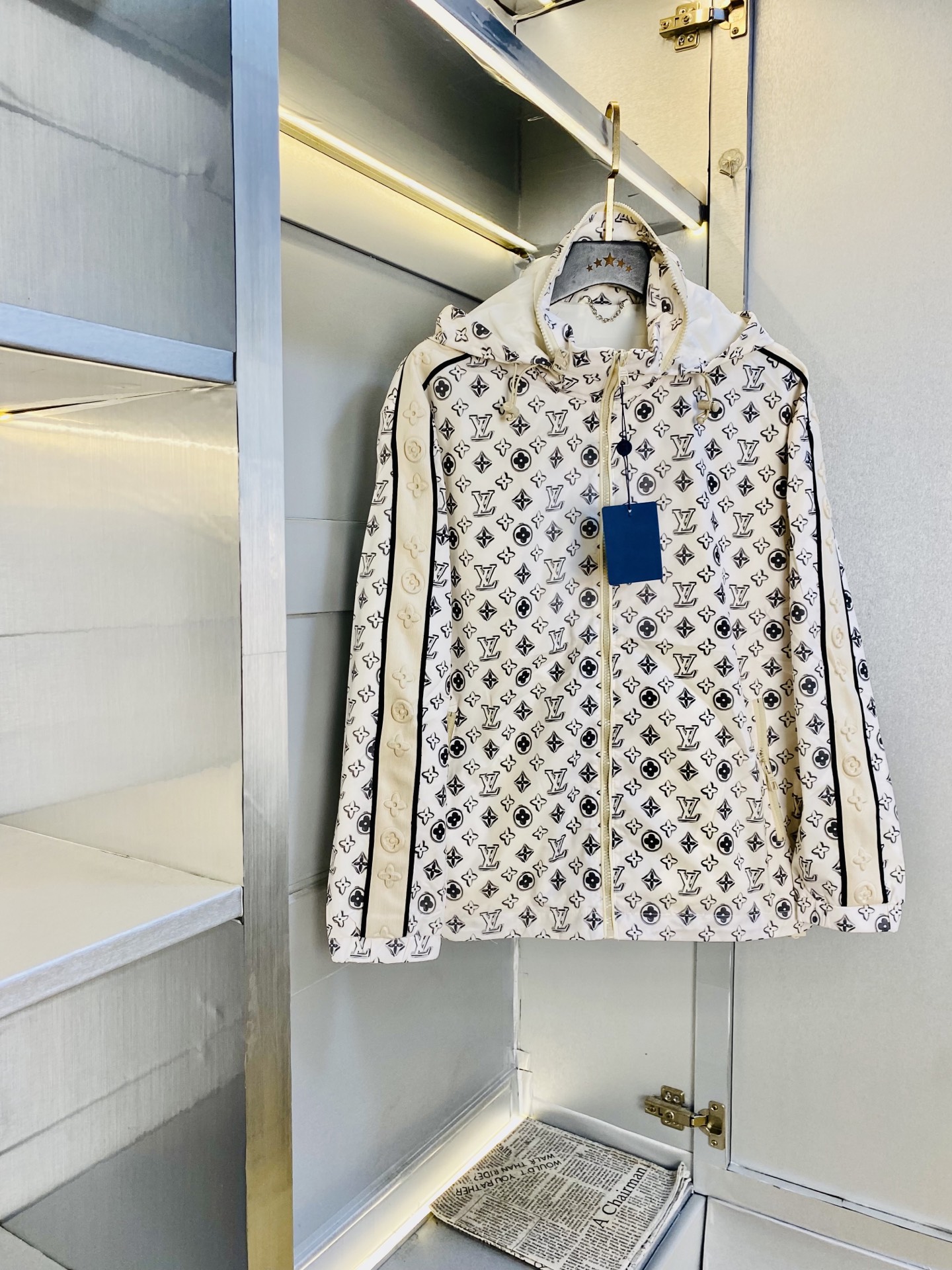 NO:608729,The original item from the official website can wear 200 pounds of Louis Vuitton Lv 2025 autumn style!  New coat, jacket and windproof coat. High version and high quality. The original fabric is the same as that of Internet celebrity stars. Mold customization of hardware and accessories. Very comfortable. A super versatile and good-looking coat. Not a common version in the market. Compare at will. Quality is absolutely guaranteed. Color pictures and colors. Sizes M-3XL, Louis vuitton, Louis vuitton, jackets & coats, jackets & coats, alexander wang19860909官网原单货 可穿200斤路易威登Lv 2025秋款！新款外套夹克防风衣 高版本高品质 原版面料网红明星同款 开模定制五金辅料 感非常舒服 超级百搭好看的一款外套 非市场普通版本 随意对比 品质绝对保证 颜色图色 尺码M-3XL,,louis vuitton,louis vuitton,jackets & coats,jackets & coats,alexander wang,Men's clothing