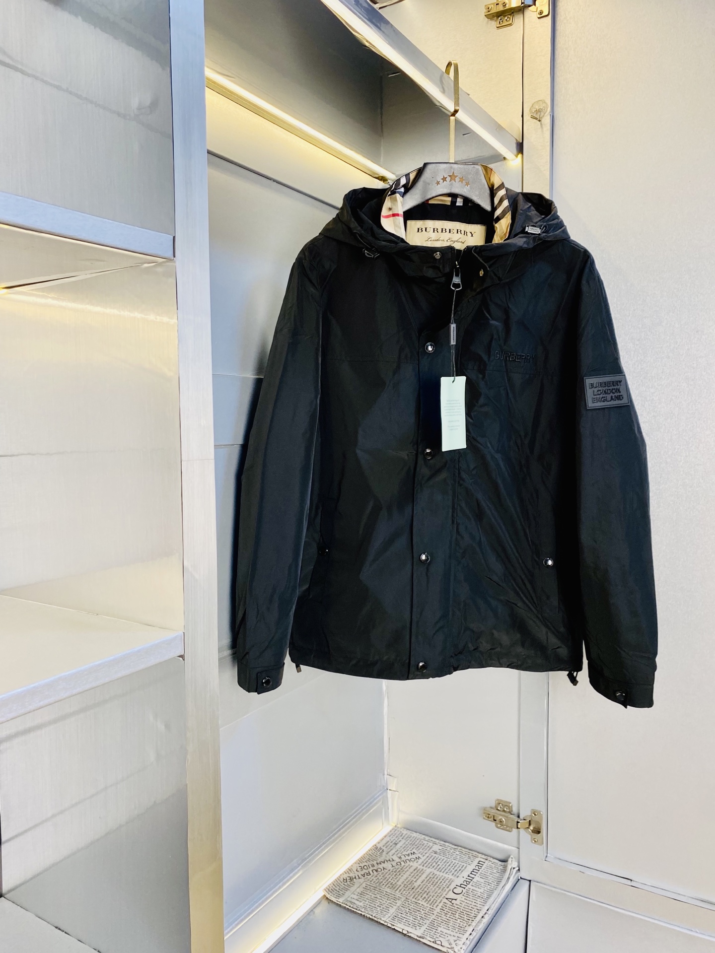 NO:597526,The original item from the official website can wear 200 pounds of Burberry 2025 autumn style!  New coat, jacket and windproof coat. High version and high quality. The same original fabric as that of Internet celebrity stars. Customized hardware and accessories. Very comfortable. A super versatile and good-looking coat. Not a common version in the market. Compare at will. Quality is absolutely guaranteed. Color pictures and colors. Sizes M-3XL,,burberry,burberry,jackets & coats,jackets & coats,alexander wang19860909官网原单货 可穿200斤巴宝莉Burberry 2025秋款！新款外套夹克防风衣 高版本高品质 原版面料网红明星同款 开模定制五金辅料 感非常舒服 超级百搭好看的一款外套 非市场普通版本 随意对比 品质绝对保证 颜色图色 尺码M-3XL,,burberry,burberry,jackets & coats,jackets & coats,alexander wang,Men's clothing