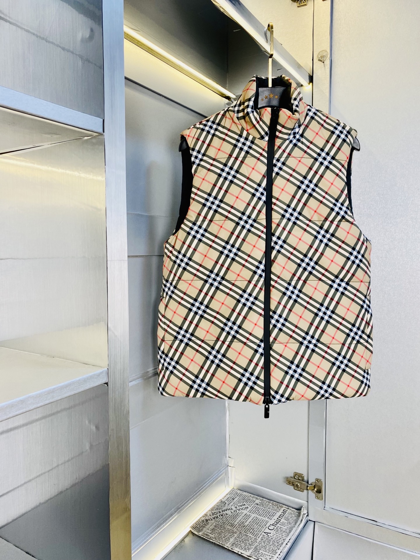 NO:656279,The original item from the official website can wear 200 pounds of Burberry 2025 winter style!  New cotton-padded vest, cotton-padded vest, high version and high quality. Original fabric, the same style as Internet celebrity stars. Mold customization of hardware accessories. Very comfortable. Super versatile and good-looking jacket. Not ordinary version in the market. Compare at will. Quality is absolutely guaranteed. Color pictures and colors. Sizes M-3XL,,burberry,burberry,jackets & coats,alexander wang19860909官网原单货 可穿200斤巴宝莉Burberry 2025冬款！新款棉衣马甲棉服马甲背心 高版本高品质 原版面料网红明星同款 开模定制五金辅料 感非常舒服 超级百搭好看的一款外套 非市场普通版本 随意对比 品质绝对保证 颜色图色 尺码M-3XL,,burberry,burberry,jackets & coats,alexander wang,Men's clothing