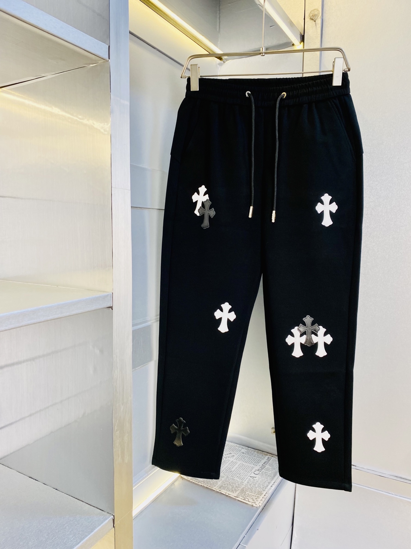 NO:656282,Original item from the official website. Can wear 200 pounds of Chrome Hearts. Simple and fashionable. Autumn and winter casual pants, sweatpants, elastic pants, straight pants, long pants, very comfortable to wear. Low-key yet luxurious. It is very classy to wear. There is no need to say much about the style and cut of the pants. The upper body is exquisite and vivid. Really first-class and top-quality materials. Really palace-level casual pants and elastic pants, using Turkish cotton to produce the most famous denim fabric.  The quality is outstanding, the pants are very soft after heavy washing!  The straight-leg version is not picky, the upper body is absolutely stylish, the expert design is extremely luxurious. Size: M-3XL,,chrome hearts,chrome hearts,alexander wang19860909官网原单货 可穿200斤克罗心Chrome Hearts 简约时尚 秋冬款休闲裤卫裤松紧裤直筒裤长裤身穿着非常舒适 低调不失奢华 穿出去非常有档次,裤型款式和裁剪亦无需多言 上身精致跃然.真正一等一顶级质料 真正殿堂级的休闲裤松紧裤,选用土耳其的棉花 生产出最有名的单宁布 品质卓然,经过重水洗使得裤子很柔软！直脚的版型 不挑人 上身绝对的有型 达人设计 极度奢华.码数:M-3XL,,chrome hearts,chrome hearts,alexander wang,Men's clothing