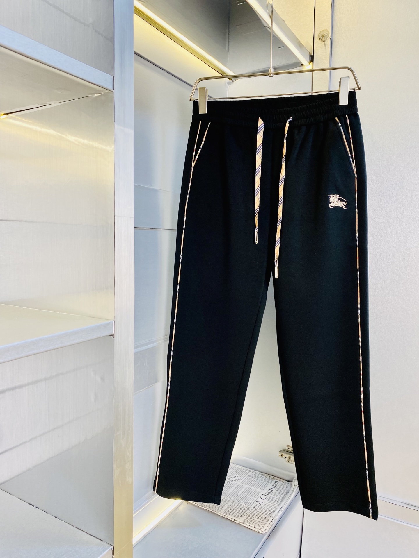 NO:656286,The original item from the official website can wear 200 pounds of Burberry. It is simple and fashionable. The autumn and winter casual pants, sweatpants, elastic pants, straight-leg pants are very comfortable to wear, low-key yet luxurious. It is very classy to wear, and the style and tailoring of the pants need no introduction. The upper body is exquisite and vivid. Really first-class and top-quality materials. Really top-grade casual pants and elastic pants, using Turkish cotton to produce the most famous denim fabric. The quality is outstanding, and the pants are very soft after heavy washing!  The straight-leg version is not picky, the upper body is absolutely stylish, the expert design is extremely luxurious. Size: M-3XL,, burberry, burberry, alexander wang19860909官网原单货 可穿200斤巴宝莉Burberry 简约时尚 秋冬款休闲裤卫裤松紧裤直筒裤长裤身穿着非常舒适 低调不失奢华 穿出去非常有档次,裤型款式和裁剪亦无需多言 上身精致跃然.真正一等一顶级质料 真正殿堂级的休闲裤松紧裤,选用土耳其的棉花 生产出最有名的单宁布 品质卓然,经过重水洗使得裤子很柔软！直脚的版型 不挑人 上身绝对的有型 达人设计 极度奢华.码数:M-3XL,,burberry,burberry,alexander wang,Men's clothing