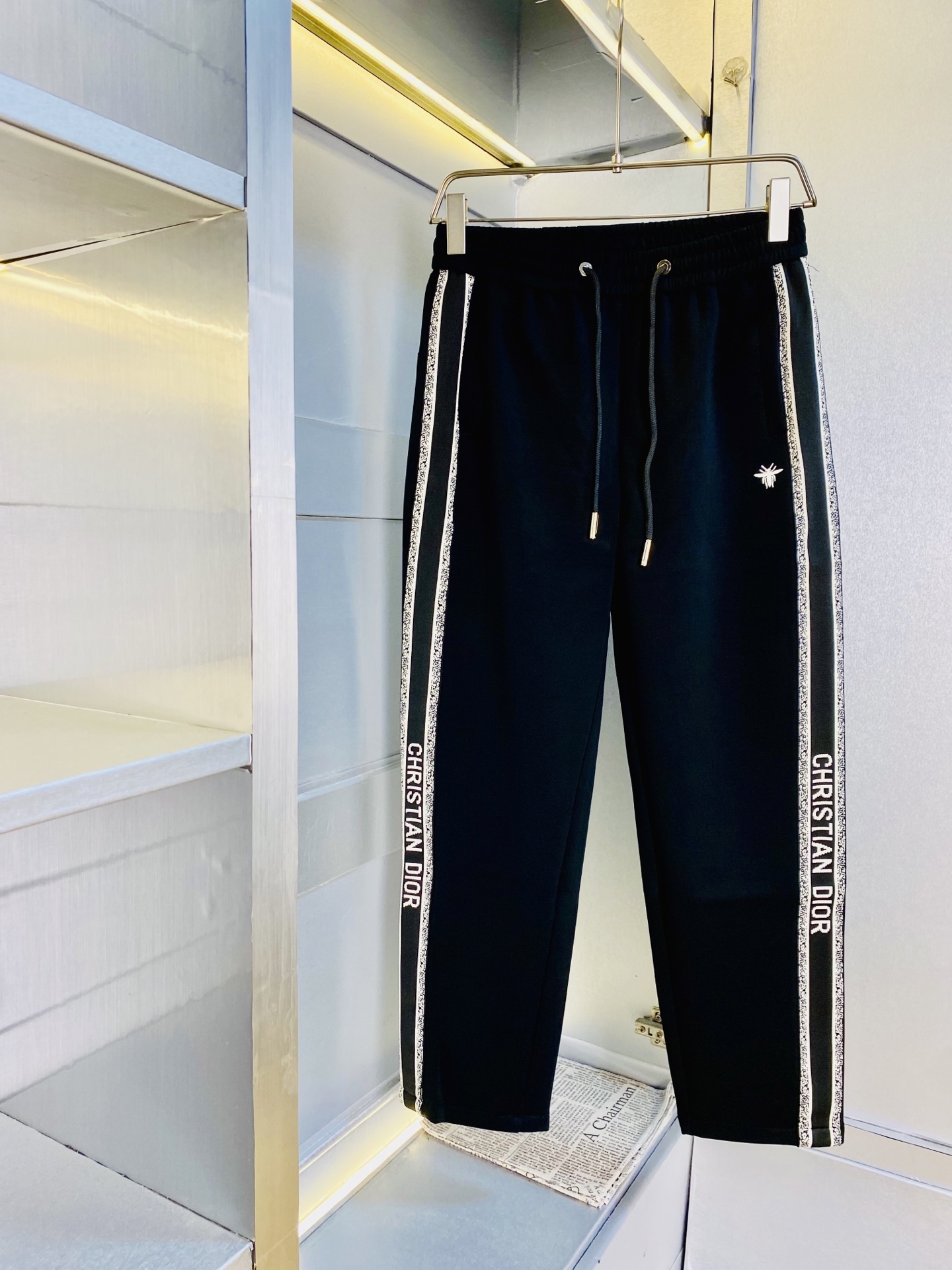 NO:656289,The original item from the official website can wear 200 pounds of Dior. Simple and fashionable, autumn and winter casual pants, sweatpants, elastic pants, straight-leg pants, very comfortable to wear, low-key yet luxurious, very classy to wear, and the style and cut of the pants need no introduction. The upper body is exquisite and vivid. Really first-class top quality materials. Really top-grade casual pants and elastic pants, using Turkish cotton to produce the most famous denim fabric. The quality is outstanding, and the pants are very soft after heavy washing!  The straight-leg version is not picky, the upper body is absolutely stylish, the expert design is extremely luxurious. Size: M-3XL, dior, dior, alexander wang19860909官网原单货 可穿200斤迪奥Dior 简约时尚 秋冬款休闲裤卫裤松紧裤直筒裤长裤身穿着非常舒适 低调不失奢华 穿出去非常有档次,裤型款式和裁剪亦无需多言 上身精致跃然.真正一等一顶级质料 真正殿堂级的休闲裤松紧裤,选用土耳其的棉花 生产出最有名的单宁布 品质卓然,经过重水洗使得裤子很柔软！直脚的版型 不挑人 上身绝对的有型 达人设计 极度奢华.码数:M-3XL,,dior,dior,alexander wang,Men's clothing