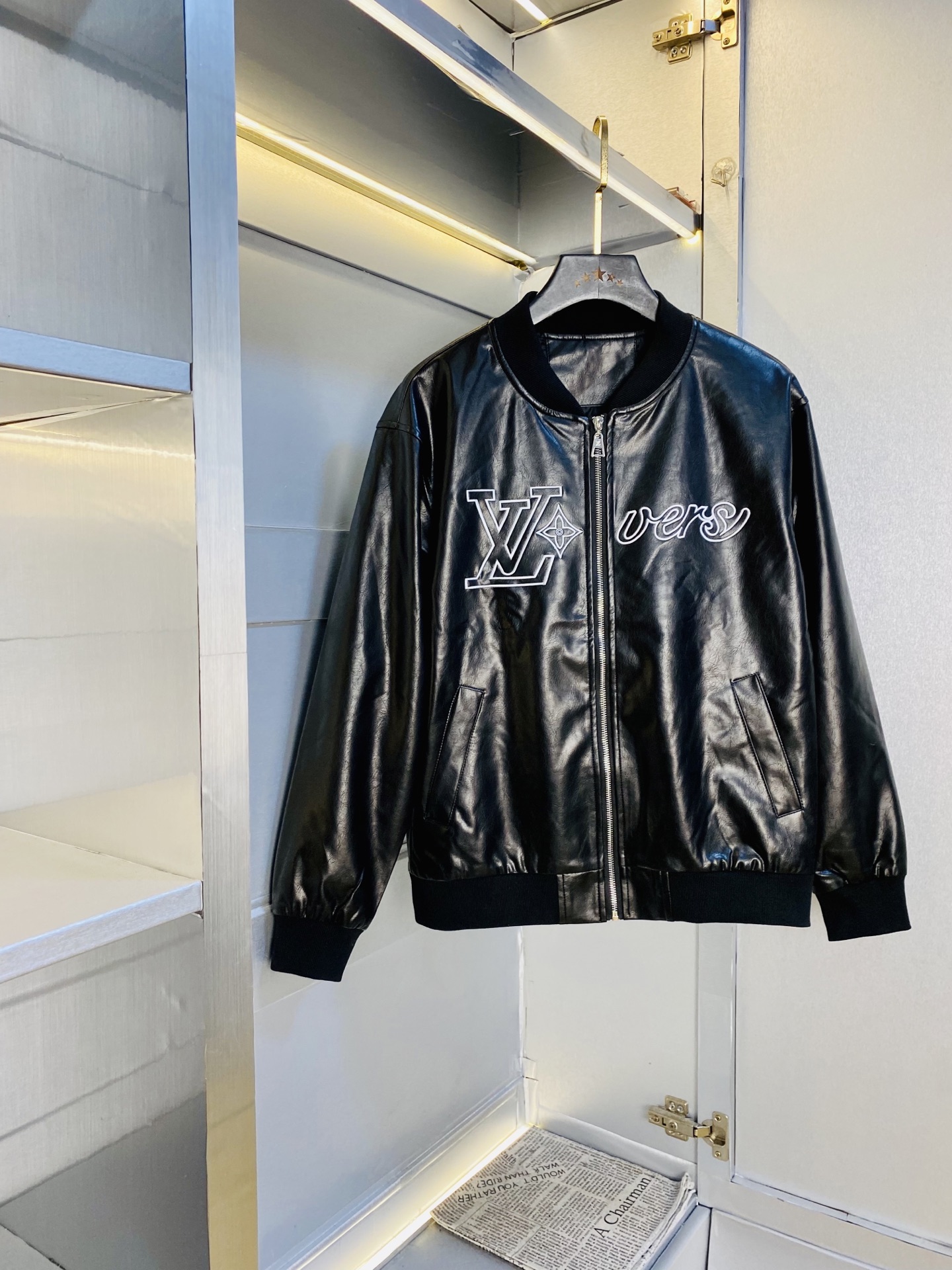 NO:597529,The original item from the official website can wear 200 pounds of Louis Vuitton Lv 2025 autumn style!  New leather jacket, windproof jacket, high version and high quality, original fabrics, the same style as Internet celebrity stars, molded custom hardware and accessories, very comfortable, super versatile and good-looking jacket, not a common version in the market, feel free to compare, quality is absolutely guaranteed, color pictures, size M-3XL,, louis vuitton, louis vuitton, jackets & coats, jackets & coats, leather jacket, alexander wang19860909官网原单货 可穿200斤路易威登Lv 2025秋款！新款皮衣外套夹克防风衣 高版本高品质 原版面料网红明星同款 开模定制五金辅料 感非常舒服 超级百搭好看的一款外套 非市场普通版本 随意对比 品质绝对保证 颜色图色 尺码M-3XL,,louis vuitton,louis vuitton,jackets & coats,jackets & coats,leather jacket,alexander wang,Men's clothing