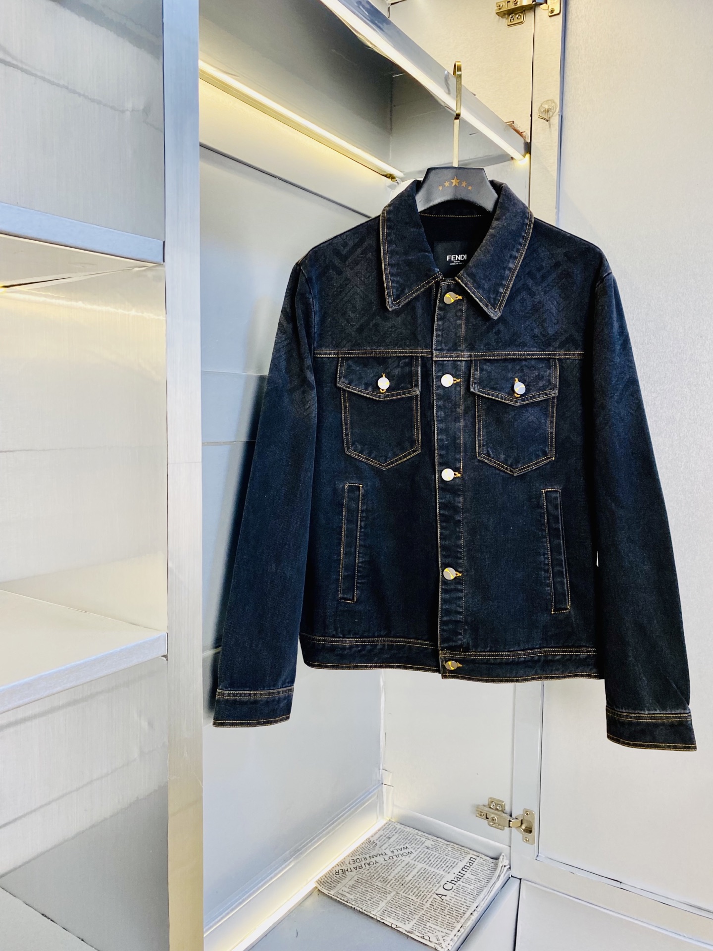 NO:608764,The original item from the official website can wear 200 pounds of Fendi 2025 autumn style!  New denim jacket and windproof jacket. High version and high quality. Original fabric, the same style as Internet celebrity stars. Open mold to customize hardware and accessories. Very comfortable. Super versatile and good-looking jacket. Non-common version in the market. Compare at will. Quality is absolutely guaranteed. Color pictures and colors. Size M-3XL,,fendi,fendi,jackets & coats,jackets & coats,alexander wang19860909官网原单货 可穿200斤芬迪Fendi 2025秋款！新款牛仔外套夹克防风衣 高版本高品质 原版面料网红明星同款 开模定制五金辅料 感非常舒服 超级百搭好看的一款外套 非市场普通版本 随意对比 品质绝对保证 颜色图色 尺码M-3XL,,fendi,fendi,jackets & coats,jackets & coats,alexander wang,Men's clothing