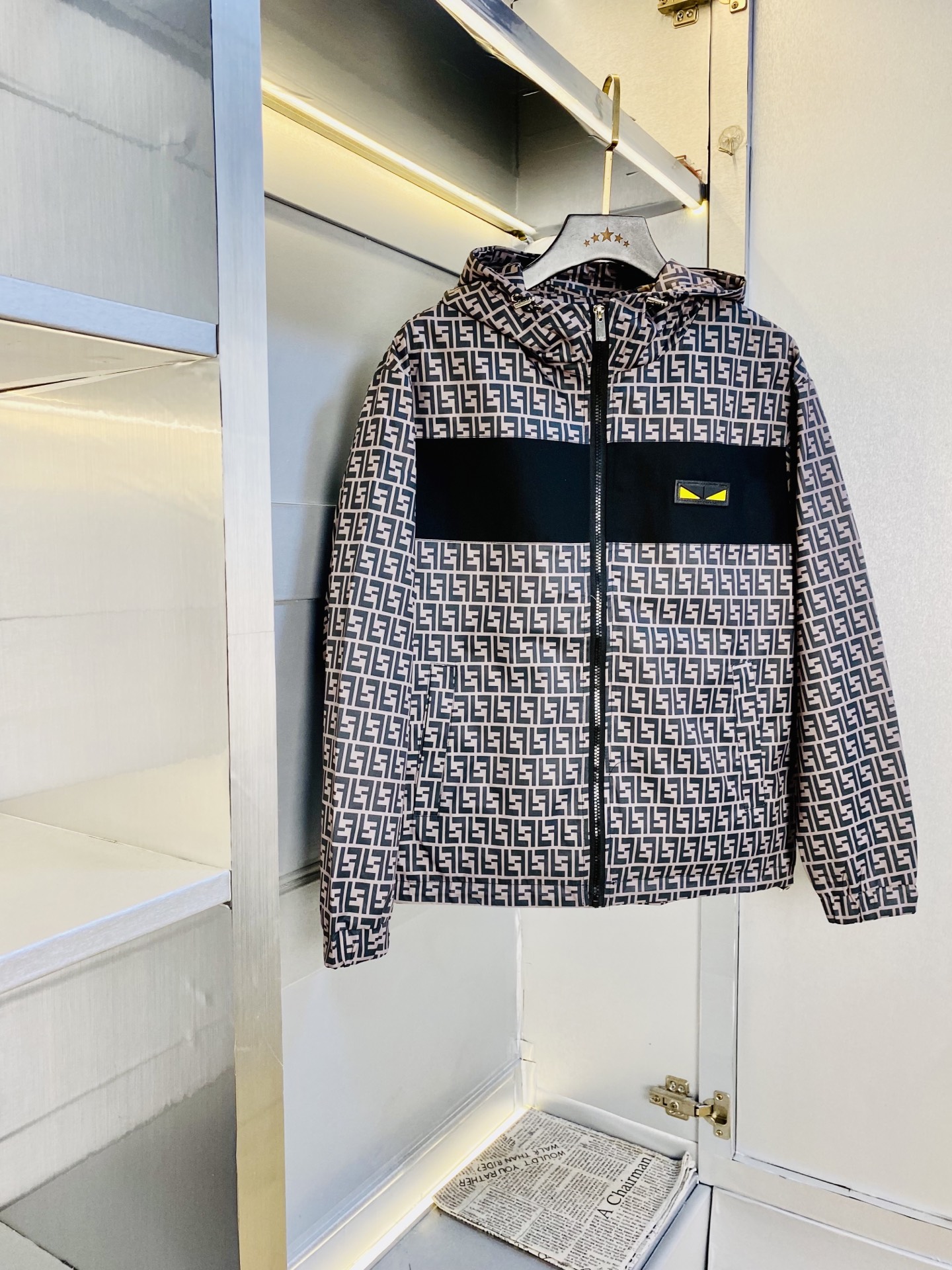 NO:597509,The original item from the official website can wear 200 pounds of Fendi 2025 autumn style!  New coat, jacket and windproof coat. High version and high quality. The original fabric is the same as that of Internet celebrity stars. Mold customization of hardware and accessories. Very comfortable. Super versatile and good-looking coat. Not a common version in the market. Compare at will. Quality is absolutely guaranteed. Color pictures and colors. Sizes M-3XL,,fendi,fendi,jackets & coats,jackets & coats,alexander wang19860909官网原单货 可穿200斤芬迪Fendi 2025秋款！新款外套夹克防风衣 高版本高品质 原版面料网红明星同款 开模定制五金辅料 感非常舒服 超级百搭好看的一款外套 非市场普通版本 随意对比 品质绝对保证 颜色图色 尺码M-3XL,,fendi,fendi,jackets & coats,jackets & coats,alexander wang,Men's clothing