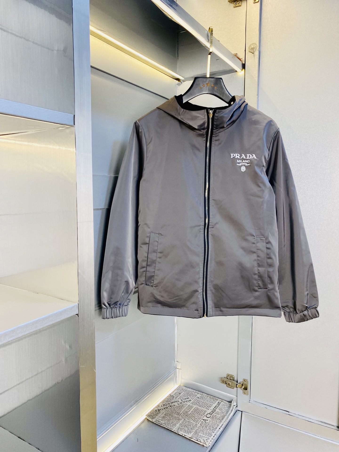 NO:610925,Reversible!  The original item from the official website can wear 200 pounds of Prada 2025 autumn style!  New coat, jacket and windproof coat. High version and high quality. The same original fabric as that of Internet celebrity stars. Customized hardware and accessories. Very comfortable. A super versatile and good-looking coat. Not the ordinary version in the market. Compare at will. Quality is absolutely guaranteed. Color pictures and colors. Sizes M-3XL, prada, prada, jackets & coats, jackets & coats, alexander wang19860909双面穿！ 官网原单货 可穿200斤普拉达Prada 2025秋款！新款外套夹克防风衣 高版本高品质 原版面料网红明星同款 开模定制五金辅料 感非常舒服 超级百搭好看的一款外套 非市场普通版本 随意对比 品质绝对保证 颜色图色 尺码M-3XL,,prada,prada,jackets & coats,jackets & coats,alexander wang,Men's clothing