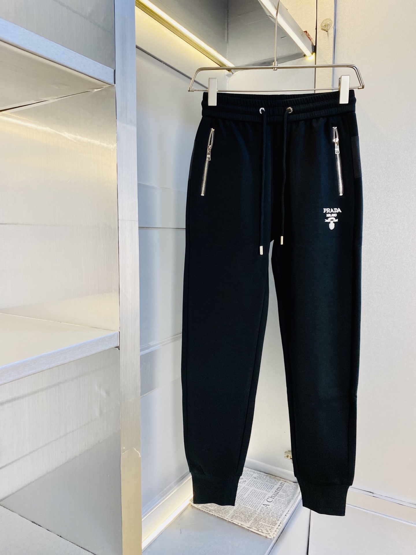 NO:684410,Original item from the official website. Can wear 200 pounds of Prada. Simple and fashionable. Autumn and winter casual trousers, sweatpants, elasticated trousers, straight-leg trousers, long trousers with leggings. Very comfortable to wear. Low-key yet luxurious. It is very classy to wear. There is no need to say much about the trousers style and cut. The upper body is exquisite and vivid. Really first-class and top-quality materials. Really palace-level casual trousers and elastic pants, using Turkish cotton to produce the most famous denim fabric.  The quality is outstanding, the pants are very soft after heavy washing!  The straight-leg version is not picky and the upper body is absolutely stylish. The expert design is extremely luxurious. Size: M-3XL,, prada, prada,19860909官网原单货 可穿200斤普拉达Prada 简约时尚 秋冬款休闲裤卫裤松紧裤直筒裤长裤束脚裤身穿着非常舒适 低调不失奢华 穿出去非常有档次,裤型款式和裁剪亦无需多言 上身精致跃然.真正一等一顶级质料 真正殿堂级的休闲裤松紧裤,选用土耳其的棉花 生产出最有名的单宁布 品质卓然,经过重水洗使得裤子很柔软！直脚的版型 不挑人 上身绝对的有型 达人设计 极度奢华.码数:M-3XL,,prada,prada,,Men's clothing