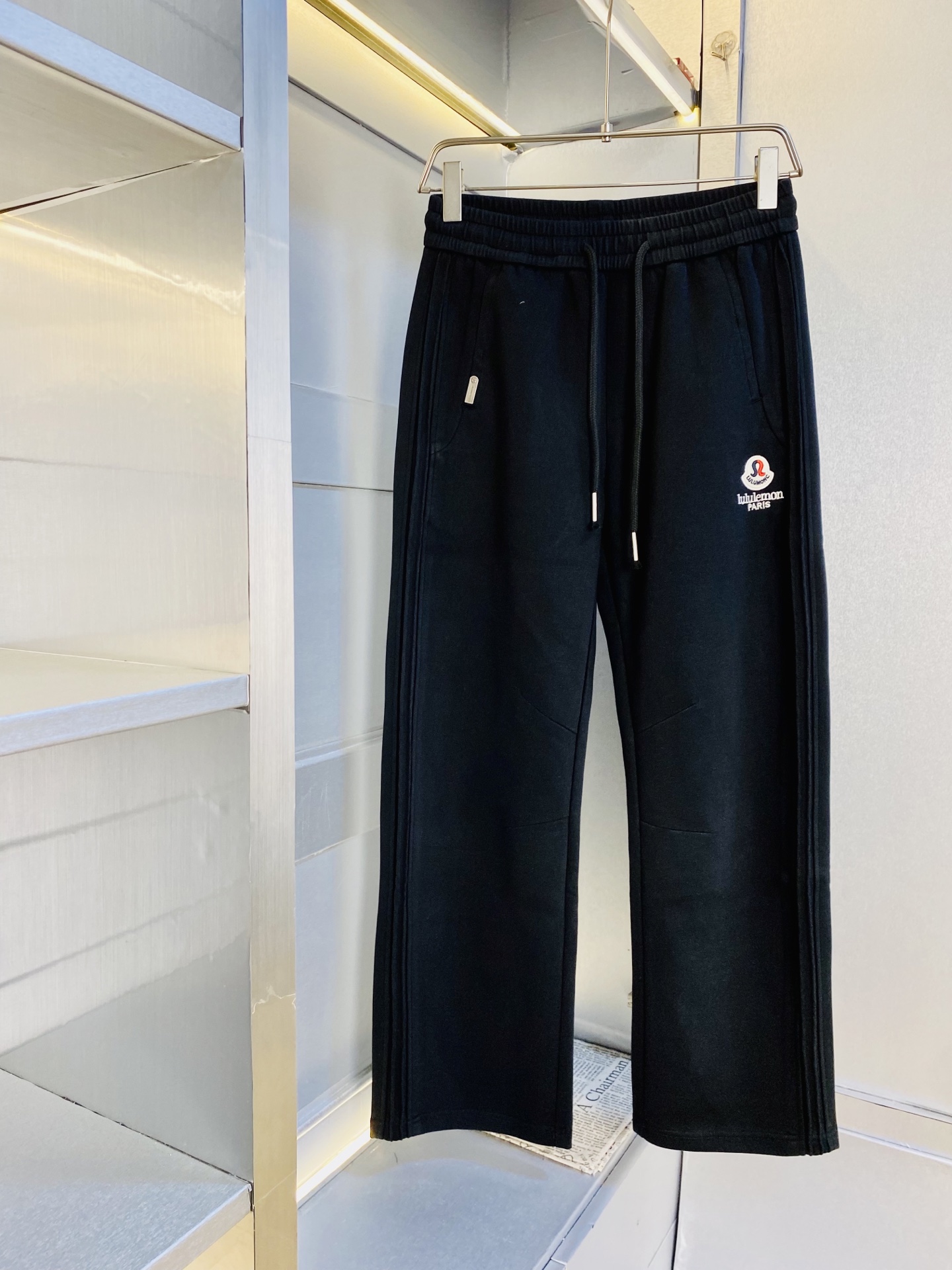 NO:684415,Original item from the official website. Can wear 200 pounds of Lululemon. Lululemon co-branded with Moncler. Simple and fashionable. Autumn and winter casual pants, sweatpants, elastic pants, straight-leg pants, very comfortable to wear. Low-key yet luxurious. It is very classy to wear. There is no need to say much about the style and tailoring of the pants. The upper body is exquisite and vivid. Really first-class and top-quality materials. Really palace-level casual pants and elastic pants, using Turkish cotton to produce the most famous denim fabric.  The quality is outstanding, the pants are very soft after heavy washing!  The straight-leg version is not picky and the upper body is absolutely stylish. The expert design is extremely luxurious. Size: M-3XL, Moncler,19860909官网原单货 可穿200斤露露乐檬Lululemon联名蒙口Moncler 简约时尚 秋冬款休闲裤卫裤松紧裤直筒裤长裤身穿着非常舒适 低调不失奢华 穿出去非常有档次,裤型款式和裁剪亦无需多言 上身精致跃然.真正一等一顶级质料 真正殿堂级的休闲裤松紧裤,选用土耳其的棉花 生产出最有名的单宁布 品质卓然,经过重水洗使得裤子很柔软！直脚的版型 不挑人 上身绝对的有型 达人设计 极度奢华.码数:M-3XL,,Moncler,,Men's clothing