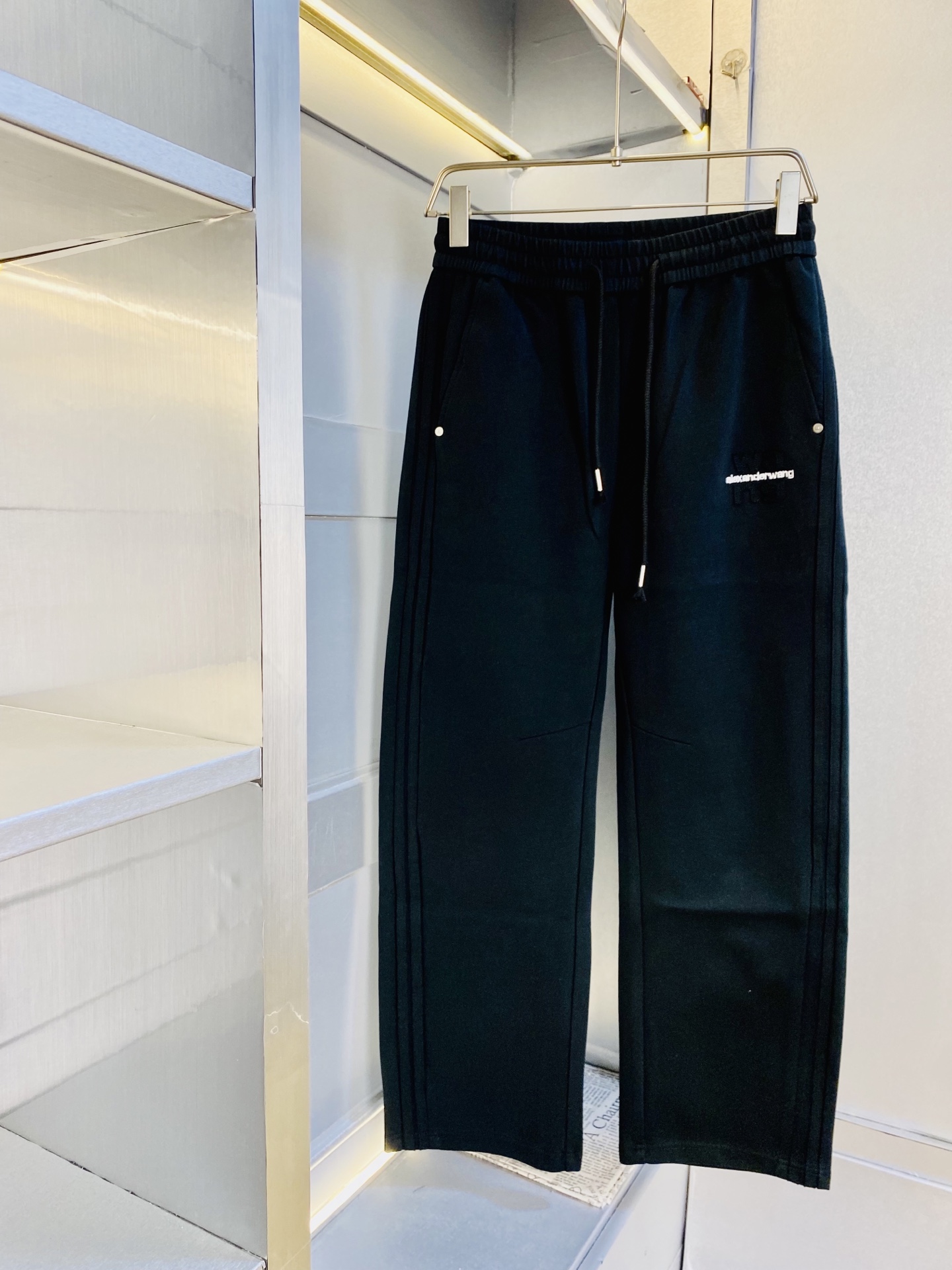 NO:684422,The original item from the official website can be worn by Alexander Wang of 200 pounds, simple and fashionable, autumn and winter casual pants, sweatpants, elastic pants, straight-leg pants, very comfortable to wear, low-key yet luxurious, very classy to wear, and the trousers style and tailoring need no introduction. The upper body is exquisite and vivid. Real first-class top quality materials. Truly top-grade casual pants and elastic pants, using Turkish cotton to produce the most famous denim fabric. The quality is outstanding, and the pants are very soft after heavy washing!  The straight-leg version is not picky, the upper body is absolutely stylish, the expert design is extremely luxurious. Size: M-3XL,,alexander wang,19860909官网原单货 可穿200斤亚历山大王Wang 简约时尚 秋冬款休闲裤卫裤松紧裤直筒裤长裤身穿着非常舒适 低调不失奢华 穿出去非常有档次,裤型款式和裁剪亦无需多言 上身精致跃然.真正一等一顶级质料 真正殿堂级的休闲裤松紧裤,选用土耳其的棉花 生产出最有名的单宁布 品质卓然,经过重水洗使得裤子很柔软！直脚的版型 不挑人 上身绝对的有型 达人设计 极度奢华.码数:M-3XL,,alexander wang,,Men's clothing