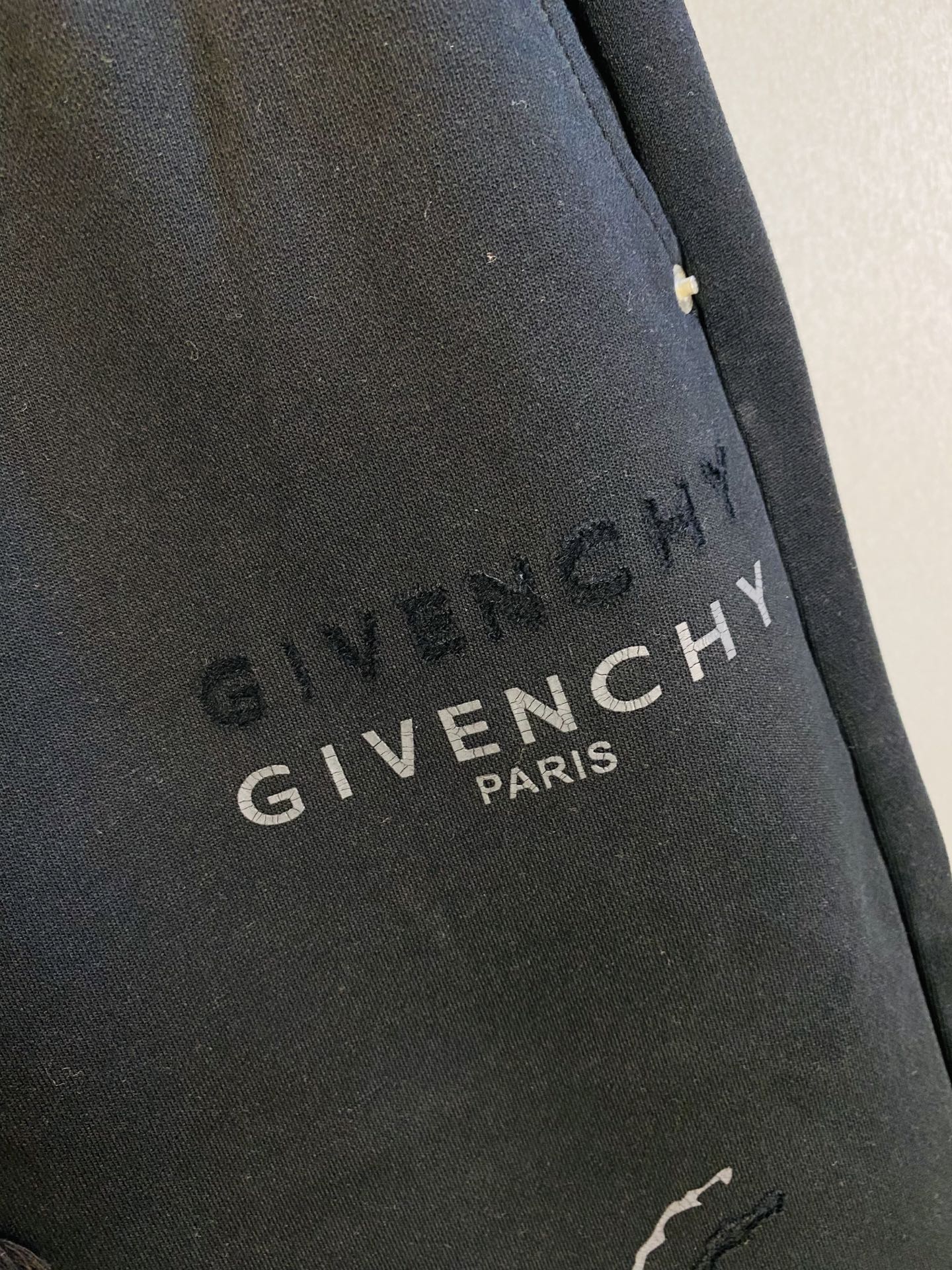 P230 官网原单货 可穿200斤🔥纪梵希Givenchy 简约时尚 秋冬款休闲裤卫裤松紧裤直筒裤长裤👖身穿着非常舒适 低调不失奢华 穿出去非常有档次,裤型款式和裁剪亦无需多言 上身精致跃然.真正一等一顶级质料 真正殿堂级的休闲裤松紧裤,选用土耳其的棉花 生产出最有名的单宁布 品质卓然,经过重水洗使得裤子很柔软！直脚的版型 不挑人 上身绝对的有型 达人设计 极度奢华。码数:M-3XL