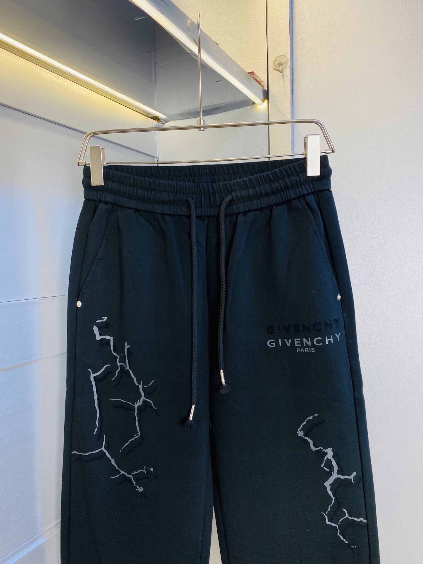 P230 官网原单货 可穿200斤🔥纪梵希Givenchy 简约时尚 秋冬款休闲裤卫裤松紧裤直筒裤长裤👖身穿着非常舒适 低调不失奢华 穿出去非常有档次,裤型款式和裁剪亦无需多言 上身精致跃然.真正一等一顶级质料 真正殿堂级的休闲裤松紧裤,选用土耳其的棉花 生产出最有名的单宁布 品质卓然,经过重水洗使得裤子很柔软！直脚的版型 不挑人 上身绝对的有型 达人设计 极度奢华。码数:M-3XL