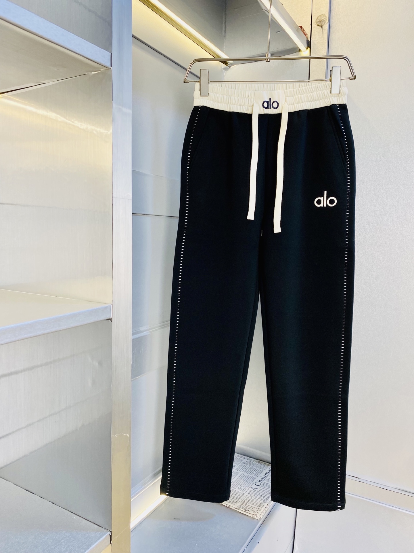 NO:684426,Original item from the official website, can wear 200 pounds of alo, simple and fashionable, autumn and winter casual pants, sweatpants, elastic pants, straight-leg trousers, very comfortable to wear, low-key yet luxurious, very classy to wear, no need to say much about the trousers style and cut, the upper body is exquisite and vivid. Real first-class top quality materials. Truly top-grade casual pants and elastic pants, using Turkish cotton to produce the most famous denim fabric. The quality is outstanding, and the pants are very soft after heavy washing!  The straight-leg version is not picky, the upper body is absolutely stylish, the expert design is extremely luxurious. Size: M-3XL,,19860909官网原单货 可穿200斤alo 简约时尚 秋冬款休闲裤卫裤松紧裤直筒裤长裤身穿着非常舒适 低调不失奢华 穿出去非常有档次,裤型款式和裁剪亦无需多言 上身精致跃然.真正一等一顶级质料 真正殿堂级的休闲裤松紧裤,选用土耳其的棉花 生产出最有名的单宁布 品质卓然,经过重水洗使得裤子很柔软！直脚的版型 不挑人 上身绝对的有型 达人设计 极度奢华.码数:M-3XL,,,Men's clothing