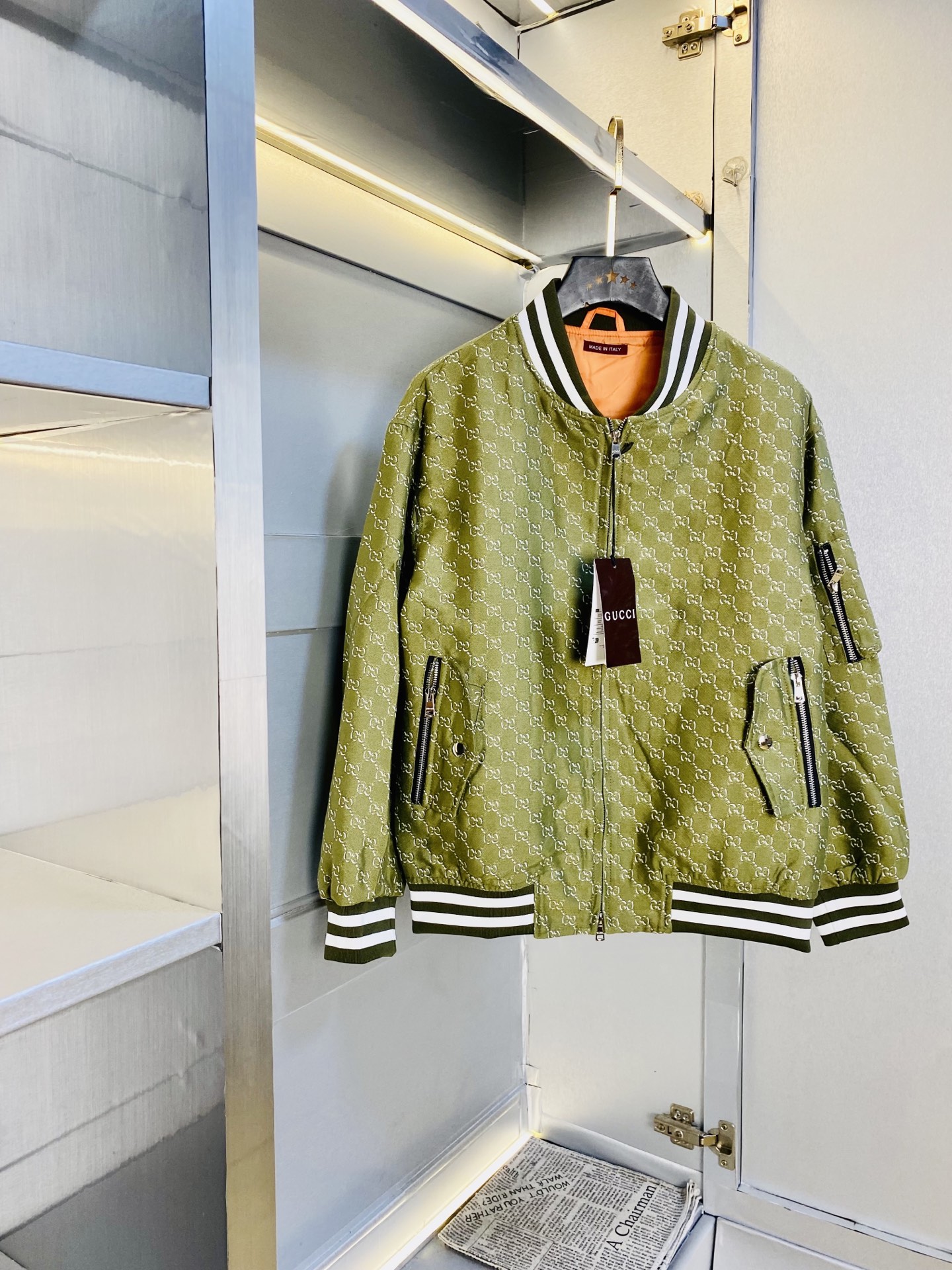 NO:656277,Original item from the official website. Can wear 200 pounds of Gucci 2025 autumn style!  New coat and windbreaker. High version and high quality. The original fabric is the same as that of Internet celebrity stars. Mold customization of hardware accessories. Very comfortable. Super versatile and good-looking coat. Not the ordinary version in the market. Compare at will. Quality is absolutely guaranteed. Color pictures and colors. Sizes M-3XL,,gucci,jackets & coats,jackets & coats,alexander wang19860909官网原单货 可穿200斤古奇Gucci 2025秋款！新款外套夹克防风衣 高版本高品质 原版面料网红明星同款 开模定制五金辅料 感非常舒服 超级百搭好看的一款外套 非市场普通版本 随意对比 品质绝对保证 颜色图色 尺码M-3XL,,gucci,jackets & coats,jackets & coats,alexander wang,Men's clothing