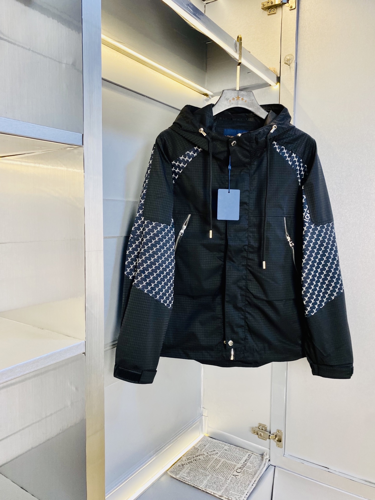 NO:726556,Support replacement after the year!  Original item from the official website, wearable Louis Vuitton Lv 2025 autumn style!  New coat, jacket and windproof coat. High version and high quality. The original fabric is the same as that of Internet celebrity stars. Customized hardware and accessories. Very comfortable. A super versatile and good-looking coat. Not the ordinary version in the market. Compare at will. Quality is absolutely guaranteed. Color pictures and colors. Sizes M-3XL, Louis vuitton, Louis vuitton, jackets & coats, jackets & coats,19860909支持年后退换！ 官网原单货 可穿斤路易威登Lv 2025秋款！新款外套夹克防风衣 高版本高品质 原版面料网红明星同款 开模定制五金辅料 感非常舒服 超级百搭好看的一款外套 非市场普通版本 随意对比 品质绝对保证 颜色图色 尺码M-3XL,,louis vuitton,louis vuitton,jackets & coats,jackets & coats,,Men's clothing