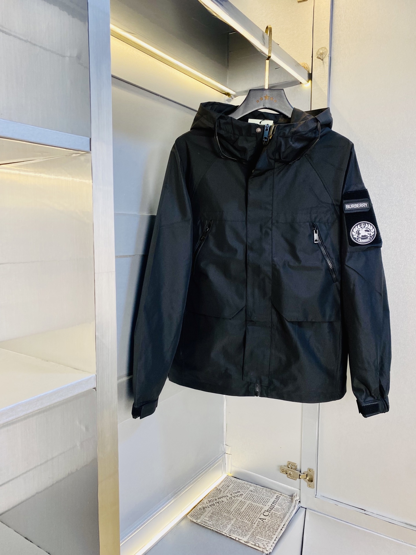 NO:726561,Support replacement after the year!  Original items from the official website. You can wear Burberry 2025 autumn style!  New coat, jacket and windproof coat. High version and high quality. The same original fabric as the internet celebrity. Mold customization of hardware and accessories. Very comfortable. Super versatile and good-looking coat. Not the ordinary version in the market. Compare at will. Quality is absolutely guaranteed. Color pictures and colors. Sizes M-3XL,,burberry,burberry,jackets & coats,jackets & coats,19860909支持年后退换！ 官网原单货 可穿斤巴宝莉Burberry 2025秋款！新款外套夹克防风衣 高版本高品质 原版面料网红明星同款 开模定制五金辅料 感非常舒服 超级百搭好看的一款外套 非市场普通版本 随意对比 品质绝对保证 颜色图色 尺码M-3XL,,burberry,burberry,jackets & coats,jackets & coats,,Men's clothing