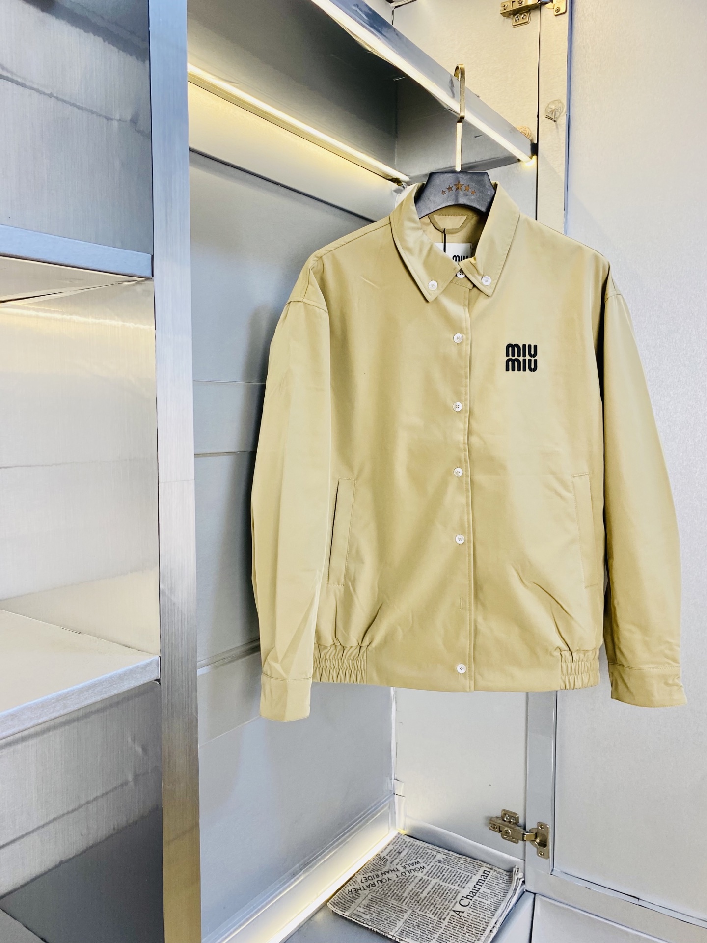 NO:726547,Support replacement after the year!  Original item from the official website. Can be worn in MiuMiu 2025 autumn style!  New coat, jacket and windproof coat. High version and high quality. The original fabric is the same as that of Internet celebrity stars. Open mold to customize hardware accessories. Very comfortable. A super versatile and good-looking coat. Not the ordinary version in the market. Feel free to compare. The quality is absolutely guaranteed. Color pictures and colors. Size M-3XL,,miumiu,jackets & coats,jackets & coats,19860909支持年后退换！ 官网原单货 可穿斤缪缪MiuMiu 2025秋款！新款外套夹克防风衣 高版本高品质 原版面料网红明星同款 开模定制五金辅料 感非常舒服 超级百搭好看的一款外套 非市场普通版本 随意对比 品质绝对保证 颜色图色 尺码M-3XL,,miumiu,jackets & coats,jackets & coats,,Men's clothing