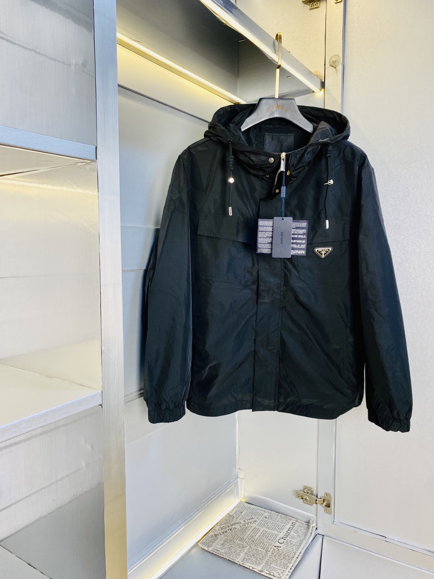 NO:726550,Support replacement after the year!  Original items from the official website. Can be worn in Prada 2025 autumn style!  New coat, jacket and windproof coat. High version and high quality. The same original fabric as the Internet celebrity star. Open mold to customize hardware accessories. Very comfortable. Super versatile and good-looking coat. Non-common version in the market. Compare at will. Quality is absolutely guaranteed. Color pictures and colors. Sizes M-3XL,, prada, prada, jackets & coats, jackets & coats,19860909支持年后退换！ 官网原单货 可穿斤普拉达Prada 2025秋款！新款外套夹克防风衣 高版本高品质 原版面料网红明星同款 开模定制五金辅料 感非常舒服 超级百搭好看的一款外套 非市场普通版本 随意对比 品质绝对保证 颜色图色 尺码M-3XL,,prada,prada,jackets & coats,jackets & coats,,Men's clothing