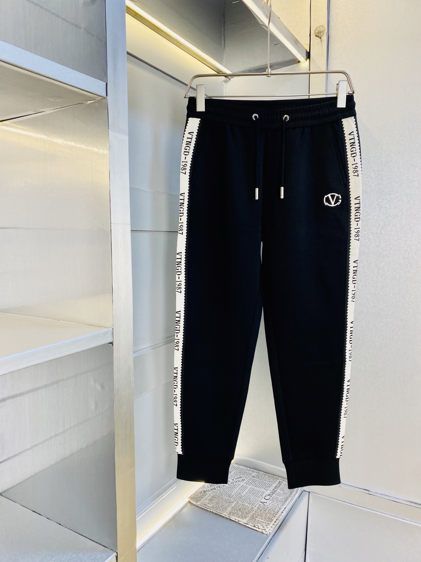 NO:656308,Original item from the official website. You can wear Valentino. Simple and fashionable. Autumn and winter casual pants, sweatpants, elastic pants, straight-leg pants, long trousers with leggings. Very comfortable to wear. Low-key yet luxurious. It is very classy to wear. There is no need to say much about the style and tailoring of the pants. The upper body is exquisite and vivid. Really first-class and top-quality materials. Really palace-level casual pants and elastic pants, using Turkish cotton to produce the most famous denim fabric.  The quality is outstanding, the pants are very soft after heavy washing!  The straight-leg version is not picky, the upper body is absolutely stylish, the expert design is extremely luxurious. Size: M-3XL,,valentino,valentino,alexander wang19860909官网原单货 可穿斤华伦天奴Valentino 简约时尚 秋冬款休闲裤卫裤松紧裤直筒裤长裤束脚裤身穿着非常舒适 低调不失奢华 穿出去非常有档次,裤型款式和裁剪亦无需多言 上身精致跃然.真正一等一顶级质料 真正殿堂级的休闲裤松紧裤,选用土耳其的棉花 生产出最有名的单宁布 品质卓然,经过重水洗使得裤子很柔软！直脚的版型 不挑人 上身绝对的有型 达人设计 极度奢华.码数:M-3XL,,valentino,valentino,alexander wang,Men's clothing