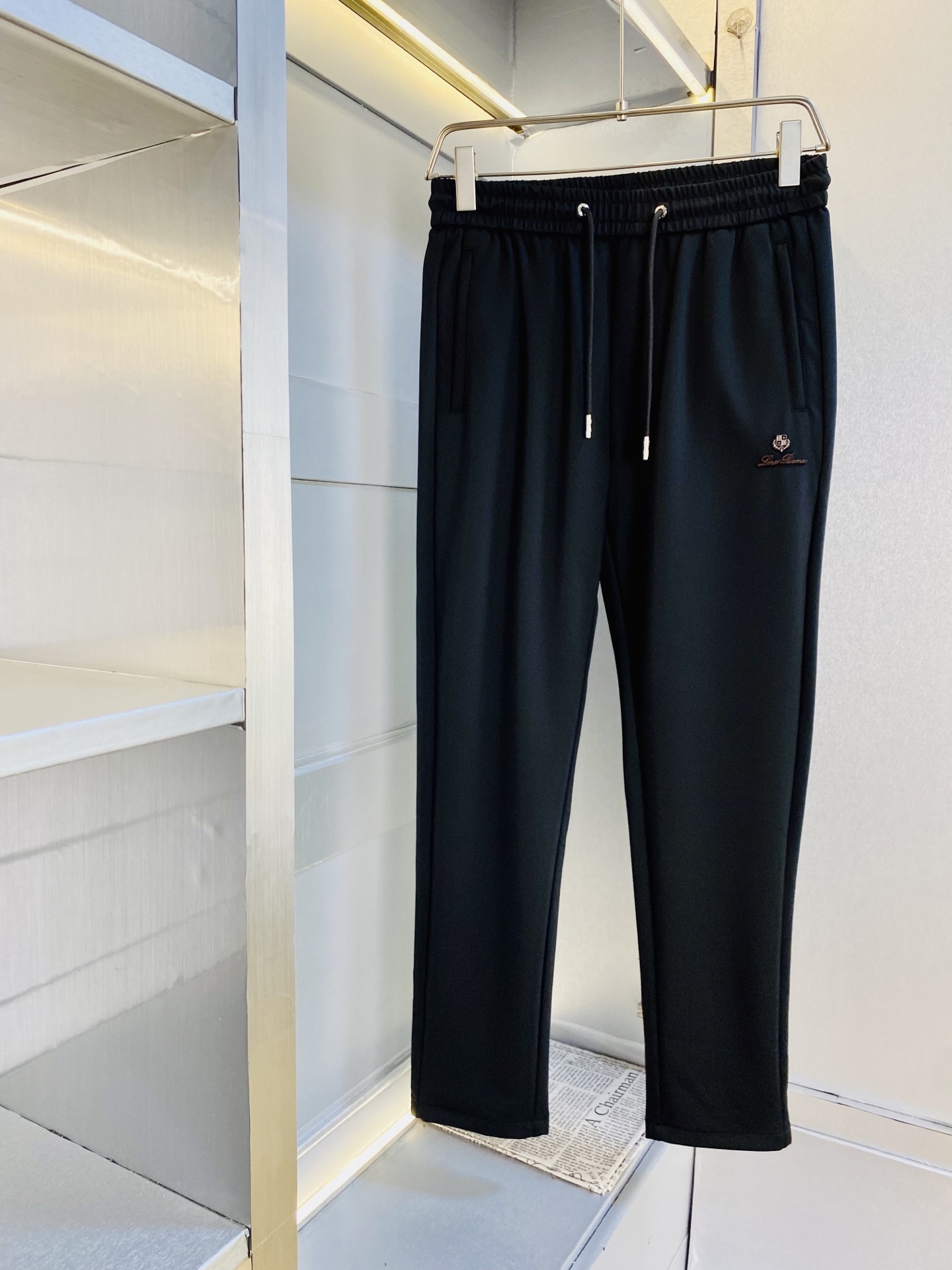 NO:656303,Original item from the official website, you can wear Jinnuo Youpanya Lp, simple and fashionable, autumn and winter casual pants, sweatpants, elastic pants, straight-leg trousers, very comfortable to wear, low-key yet luxurious, very classy to wear, no need to say much about the pants style and cut, the upper body is exquisite and vivid. Real first-class top quality materials. Really top-grade casual pants and elastic pants, using Turkish cotton to produce the most famous denim fabric. The quality is outstanding, and the pants are very soft after heavy washing!  The straight-leg version is not picky, the upper body is absolutely stylish, the expert design is extremely luxurious. Size: M-3XL, loro piana, alexander wang19860909官网原单货 可穿斤诺悠翩雅Lp 简约时尚 秋冬款休闲裤卫裤松紧裤直筒裤长裤身穿着非常舒适 低调不失奢华 穿出去非常有档次,裤型款式和裁剪亦无需多言 上身精致跃然.真正一等一顶级质料 真正殿堂级的休闲裤松紧裤,选用土耳其的棉花 生产出最有名的单宁布 品质卓然,经过重水洗使得裤子很柔软！直脚的版型 不挑人 上身绝对的有型 达人设计 极度奢华.码数:M-3XL,,loro piana,alexander wang,Men's clothing