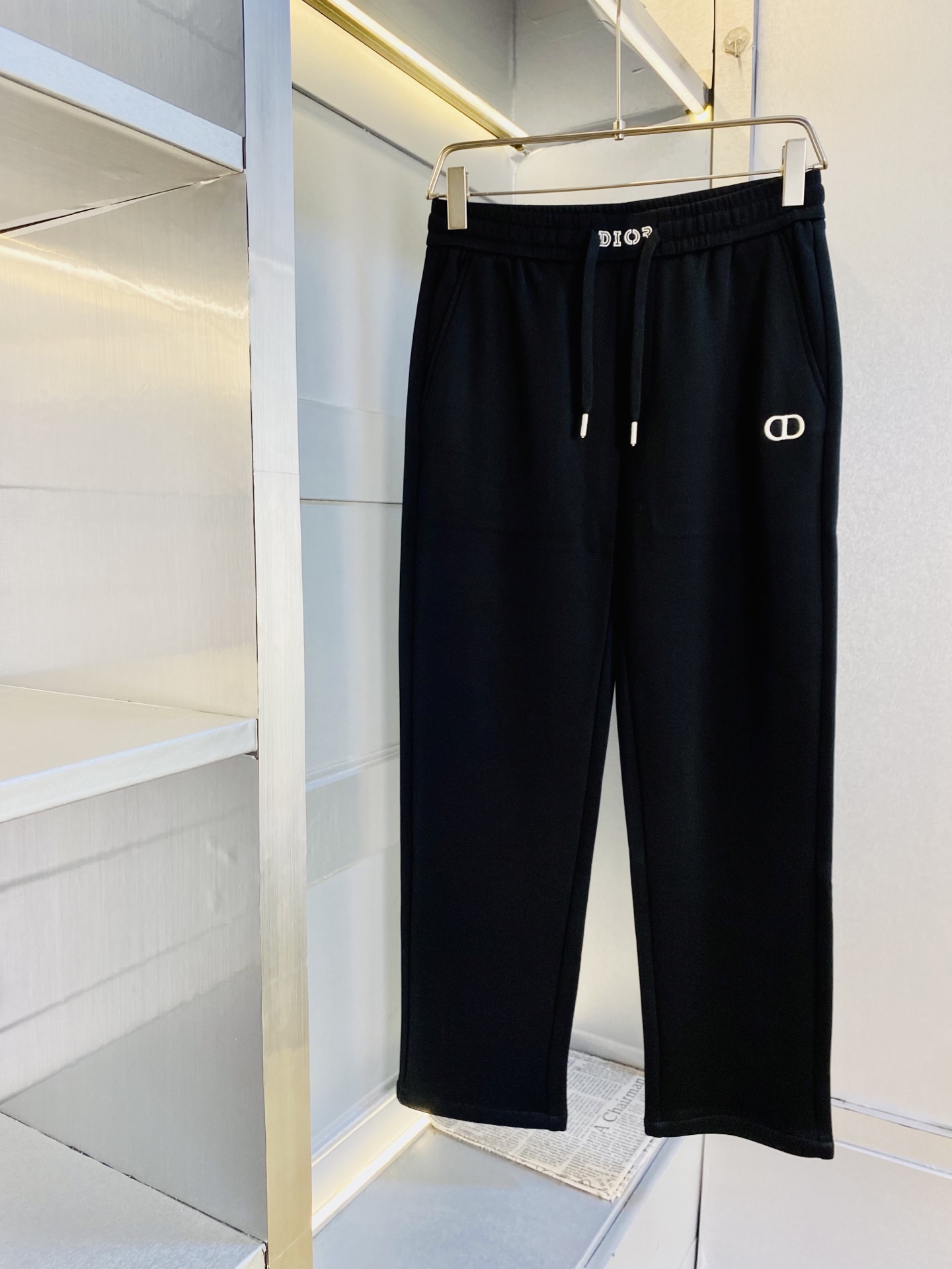 NO:656313,Original item from the official website. Can be worn by Dior. Simple and fashionable. Autumn and winter casual pants, sweatpants, elastic pants, straight-leg trousers, very comfortable to wear, low-key yet luxurious. It is very classy to wear, and the trousers style and tailoring need no introduction. The upper body is exquisite and vivid. Real first-class top quality materials. Truly top-grade casual pants and elastic pants, using Turkish cotton to produce the most famous denim fabric. The quality is outstanding, and the pants are very soft after heavy washing!  The straight-leg version is not picky, the upper body is absolutely stylish, the expert design is extremely luxurious. Size: M-3XL, dior, dior, alexander wang19860909官网原单货 可穿斤迪奥Dior 简约时尚 秋冬款休闲裤卫裤松紧裤直筒裤长裤身穿着非常舒适 低调不失奢华 穿出去非常有档次,裤型款式和裁剪亦无需多言 上身精致跃然.真正一等一顶级质料 真正殿堂级的休闲裤松紧裤,选用土耳其的棉花 生产出最有名的单宁布 品质卓然,经过重水洗使得裤子很柔软！直脚的版型 不挑人 上身绝对的有型 达人设计 极度奢华.码数:M-3XL,,dior,dior,alexander wang,Men's clothing
