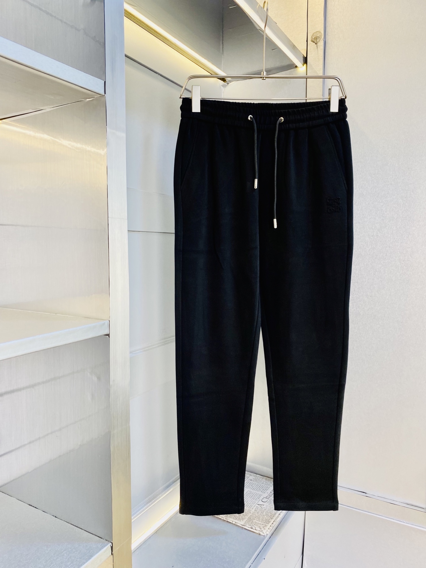 NO:656318,Original item from the official website. Can be worn. Loewe's simple and fashionable autumn and winter casual pants, sweatpants, elastic pants, straight-leg trousers, very comfortable to wear, low-key yet luxurious. It is very classy to wear, and the trousers style and tailoring need no introduction. The upper body is exquisite and vivid. Real first-class top quality materials. Really top-grade casual pants and elastic pants, using Turkish cotton to produce the most famous denim fabric. The quality is outstanding, and the pants are very soft after heavy washing!  The straight-leg version is not picky, the upper body is absolutely stylish, the expert design is extremely luxurious. Size: M-3XL,,loewe,loewe,alexander wang19860909官网原单货 可穿斤罗意威Loewe 简约时尚 秋冬款休闲裤卫裤松紧裤直筒裤长裤身穿着非常舒适 低调不失奢华 穿出去非常有档次,裤型款式和裁剪亦无需多言 上身精致跃然.真正一等一顶级质料 真正殿堂级的休闲裤松紧裤,选用土耳其的棉花 生产出最有名的单宁布 品质卓然,经过重水洗使得裤子很柔软！直脚的版型 不挑人 上身绝对的有型 达人设计 极度奢华.码数:M-3XL,,loewe,loewe,alexander wang,Men's clothing