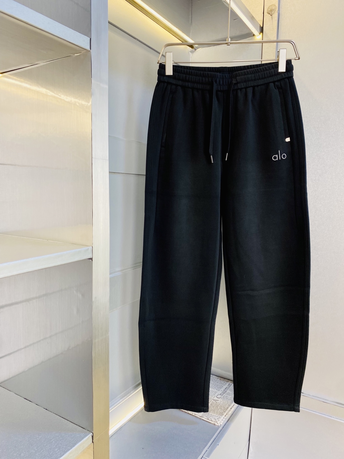 NO:656322,Original item from the official website, can be worn by Alo, simple and fashionable, autumn and winter casual pants, sweatpants, elastic pants, straight-leg trousers, very comfortable to wear, low-key yet luxurious, very classy to wear, no need to say much about the trousers style and cut, the upper body is exquisite and vivid. Real first-class top quality materials. Really top-grade casual pants and elastic pants, using Turkish cotton to produce the most famous denim fabric. The quality is outstanding, and the pants are very soft after heavy washing!  The straight-leg version is not picky, the upper body is absolutely stylish, the expert design is extremely luxurious. Size: M-3XL,,alexander wang19860909官网原单货 可穿斤Alo 简约时尚 秋冬款休闲裤卫裤松紧裤直筒裤长裤身穿着非常舒适 低调不失奢华 穿出去非常有档次,裤型款式和裁剪亦无需多言 上身精致跃然.真正一等一顶级质料 真正殿堂级的休闲裤松紧裤,选用土耳其的棉花 生产出最有名的单宁布 品质卓然,经过重水洗使得裤子很柔软！直脚的版型 不挑人 上身绝对的有型 达人设计 极度奢华.码数:M-3XL,,alexander wang,Men's clothing