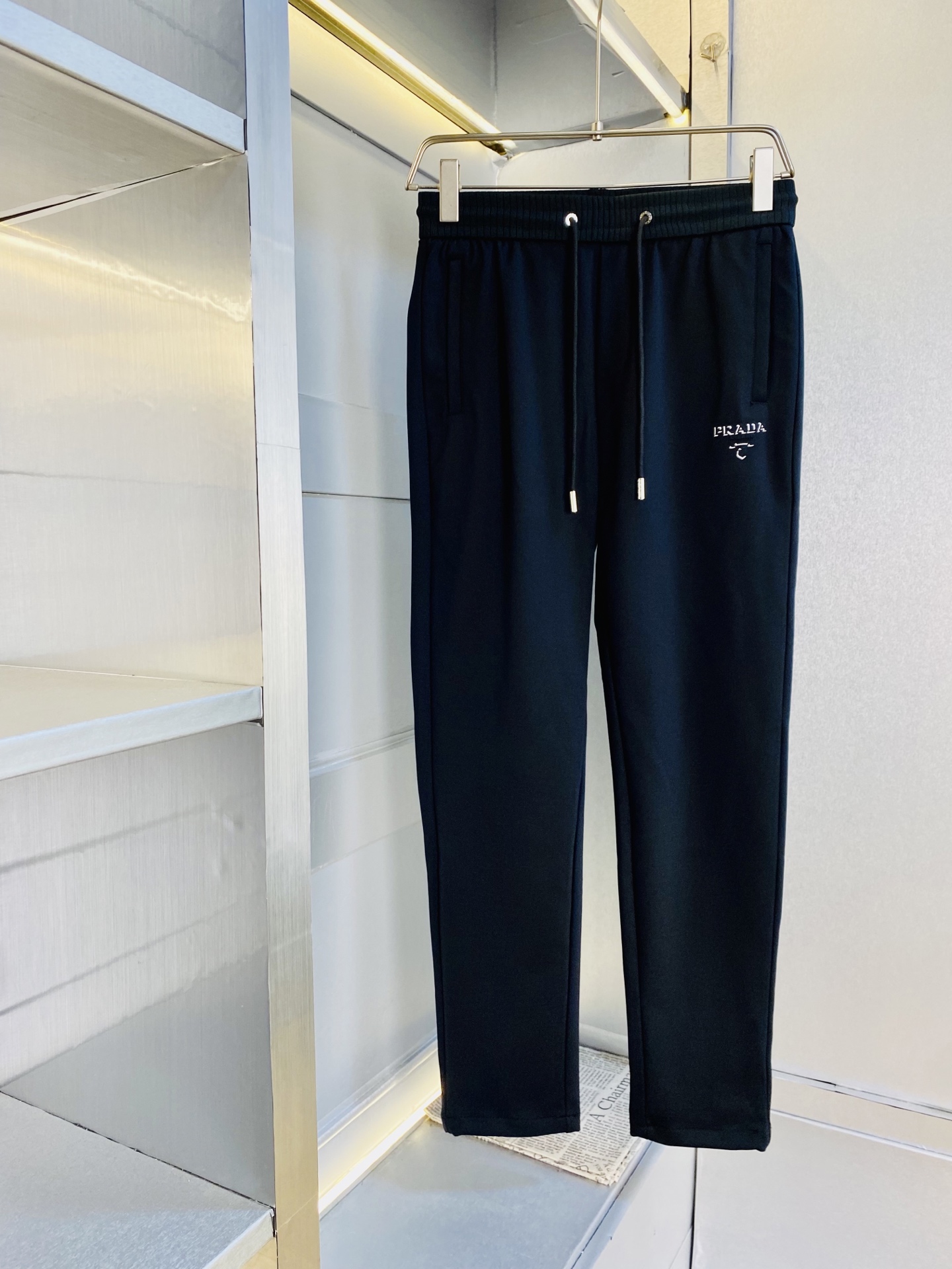 NO:656327,Original item from the official website. Can be worn by Prada. Simple and fashionable. Autumn and winter casual pants, sweatpants, elastic pants, straight-leg pants, very comfortable to wear, low-key yet luxurious. It is very classy to wear, and the style and tailoring of the pants need no introduction. The upper body is exquisite and vivid. Really first-class and top-quality materials. Really top-grade casual pants and elastic pants, using Turkish cotton to produce the most famous denim fabric. The quality is outstanding, and the pants are very soft after heavy washing!  The straight-leg version is not picky and the upper body is absolutely stylish. Expert design is extremely luxurious. Size: M-3XL, prada, prada, alexander wang19860909官网原单货 可穿斤普拉达Prada 简约时尚 秋冬款休闲裤卫裤松紧裤直筒裤长裤身穿着非常舒适 低调不失奢华 穿出去非常有档次,裤型款式和裁剪亦无需多言 上身精致跃然.真正一等一顶级质料 真正殿堂级的休闲裤松紧裤,选用土耳其的棉花 生产出最有名的单宁布 品质卓然,经过重水洗使得裤子很柔软！直脚的版型 不挑人 上身绝对的有型 达人设计 极度奢华.码数:M-3XL,,prada,prada,alexander wang,Men's clothing