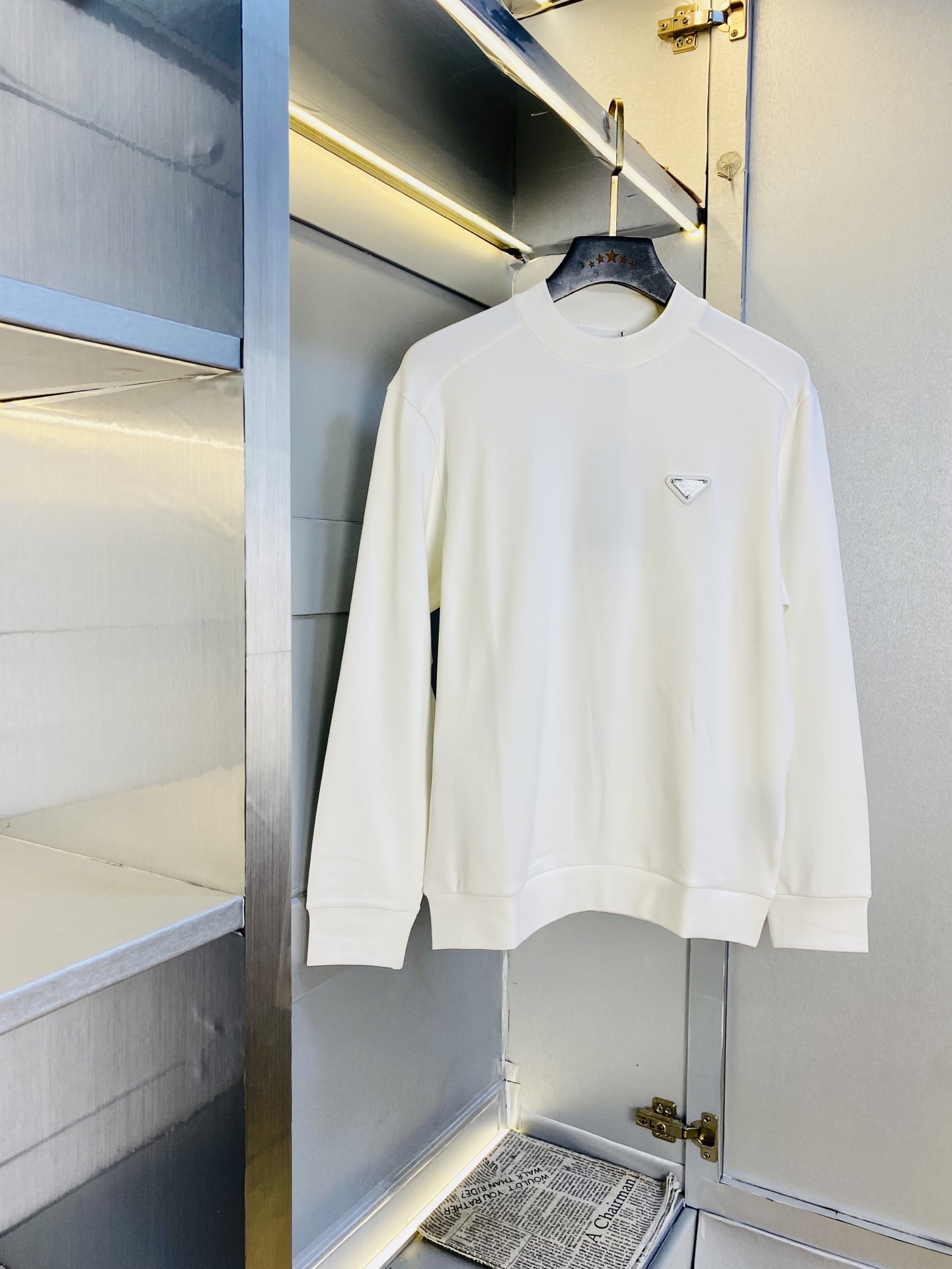 NO:600941,Wearing 190 pounds. Lined with velvet and thin velvet. Prada. Original quality. 2025 latest model. Warm long-sleeved sweatshirt style base layer T-shirt. Selected counters to customize top-grade imported fabrics. All details are perfectly made and reproduced 1:1. Restore to 100% authentic. Original hardware. High-end customized accessories. Original factory label. The upper body effect is great!  Size M-3XL,,prada,prada,hoodie,sweatshirts,tees,t-shirt,alexander wang19860909穿190斤 内里加绒加薄绒款 普拉达Prada 原单品质 2025最新款 保暖长袖卫衣款打底衫T恤 精选专柜订制顶级进口面料 所有细节做工完美1比1复刻 还原正品百分百 原版五金 高端订制辅料 原厂原标 上身效果超赞！码数M-3XL,,prada,prada,hoodie,sweatshirts,tees，t-shirt,alexander wang,Men's clothing