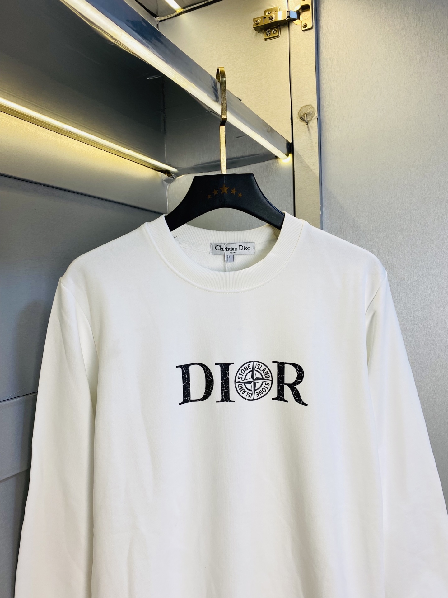 支持年后退换！ 双丝光棉！P220 官网款 可穿200斤🔥 迪奥Dior 原单品质 注意内里不是毛圈⭕  内里丝光棉！黑色白色有加绒！需要加绒下单请备注！ 2025最新款 衣服男装卫衣T恤 精选专柜订制顶级🐥双丝光棉🐥进口面料 所有细节做工完美1比1复刻 还原正品百分百 原版五金 高端订制辅料 原厂原标 上身效果超赞！码数:M-4XL