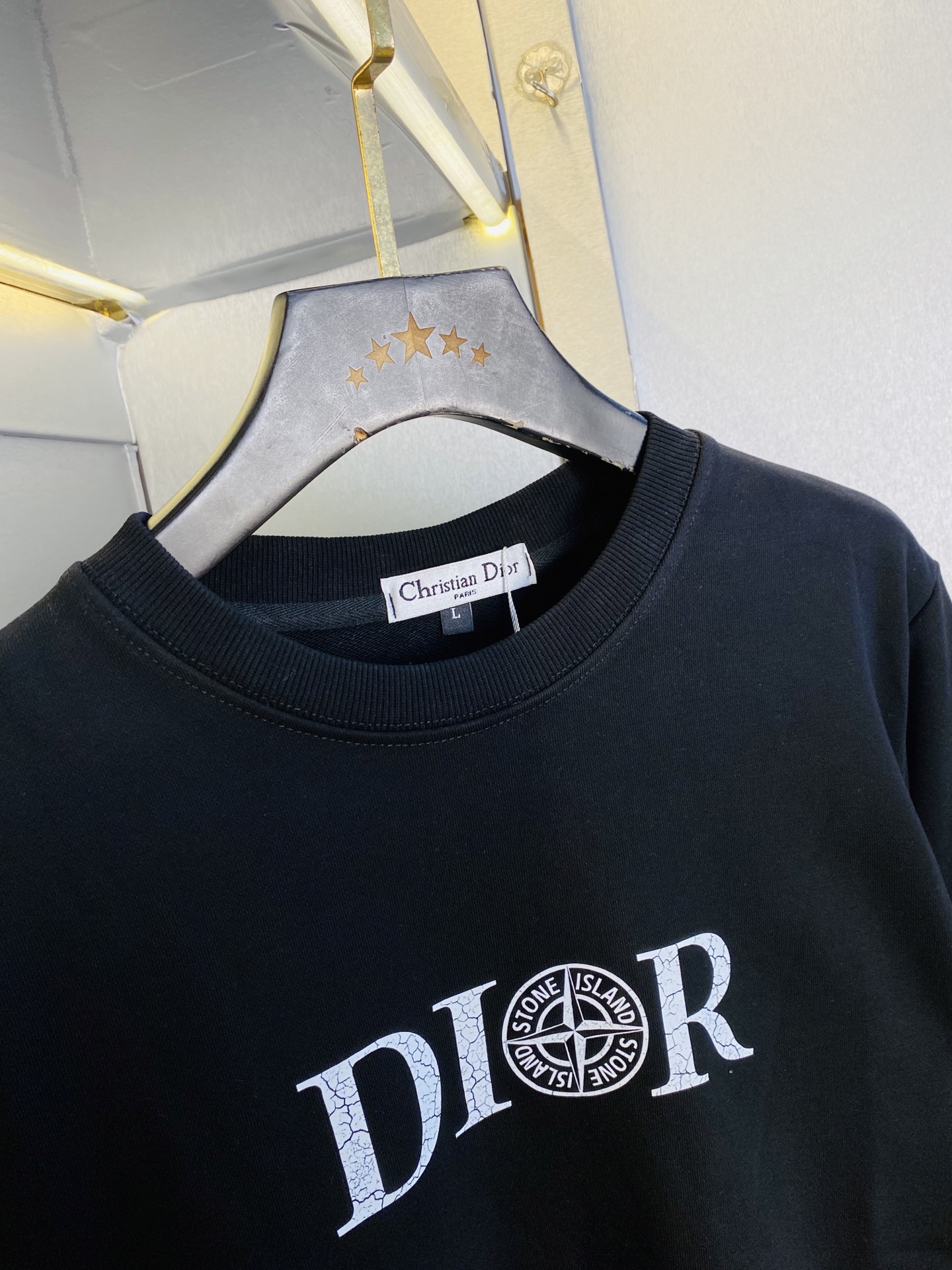 支持年后退换！ 双丝光棉！P220 官网款 可穿200斤🔥 迪奥Dior 原单品质 注意内里不是毛圈⭕  内里丝光棉！黑色白色有加绒！需要加绒下单请备注！ 2025最新款 衣服男装卫衣T恤 精选专柜订制顶级🐥双丝光棉🐥进口面料 所有细节做工完美1比1复刻 还原正品百分百 原版五金 高端订制辅料 原厂原标 上身效果超赞！码数:M-4XL