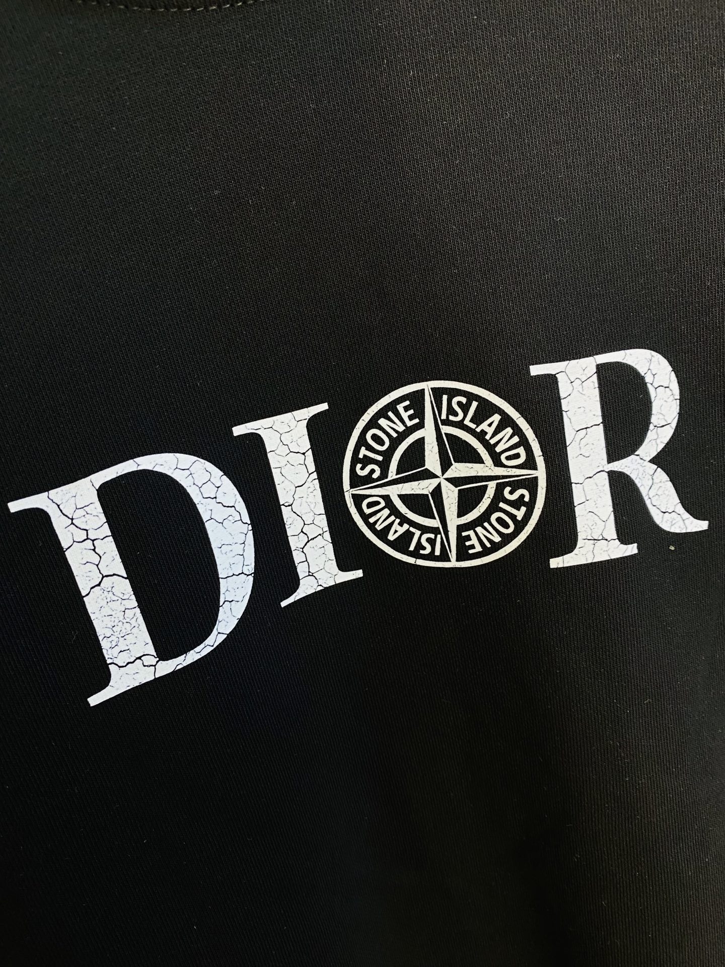 支持年后退换！ 双丝光棉！P220 官网款 可穿200斤🔥 迪奥Dior 原单品质 注意内里不是毛圈⭕  内里丝光棉！黑色白色有加绒！需要加绒下单请备注！ 2025最新款 衣服男装卫衣T恤 精选专柜订制顶级🐥双丝光棉🐥进口面料 所有细节做工完美1比1复刻 还原正品百分百 原版五金 高端订制辅料 原厂原标 上身效果超赞！码数:M-4XL