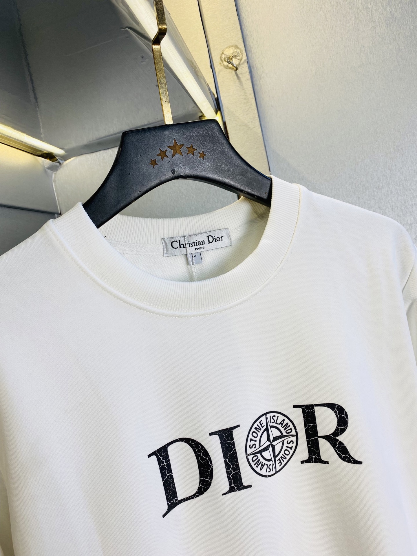 支持年后退换！ 双丝光棉！P220 官网款 可穿200斤🔥 迪奥Dior 原单品质 注意内里不是毛圈⭕  内里丝光棉！黑色白色有加绒！需要加绒下单请备注！ 2025最新款 衣服男装卫衣T恤 精选专柜订制顶级🐥双丝光棉🐥进口面料 所有细节做工完美1比1复刻 还原正品百分百 原版五金 高端订制辅料 原厂原标 上身效果超赞！码数:M-4XL