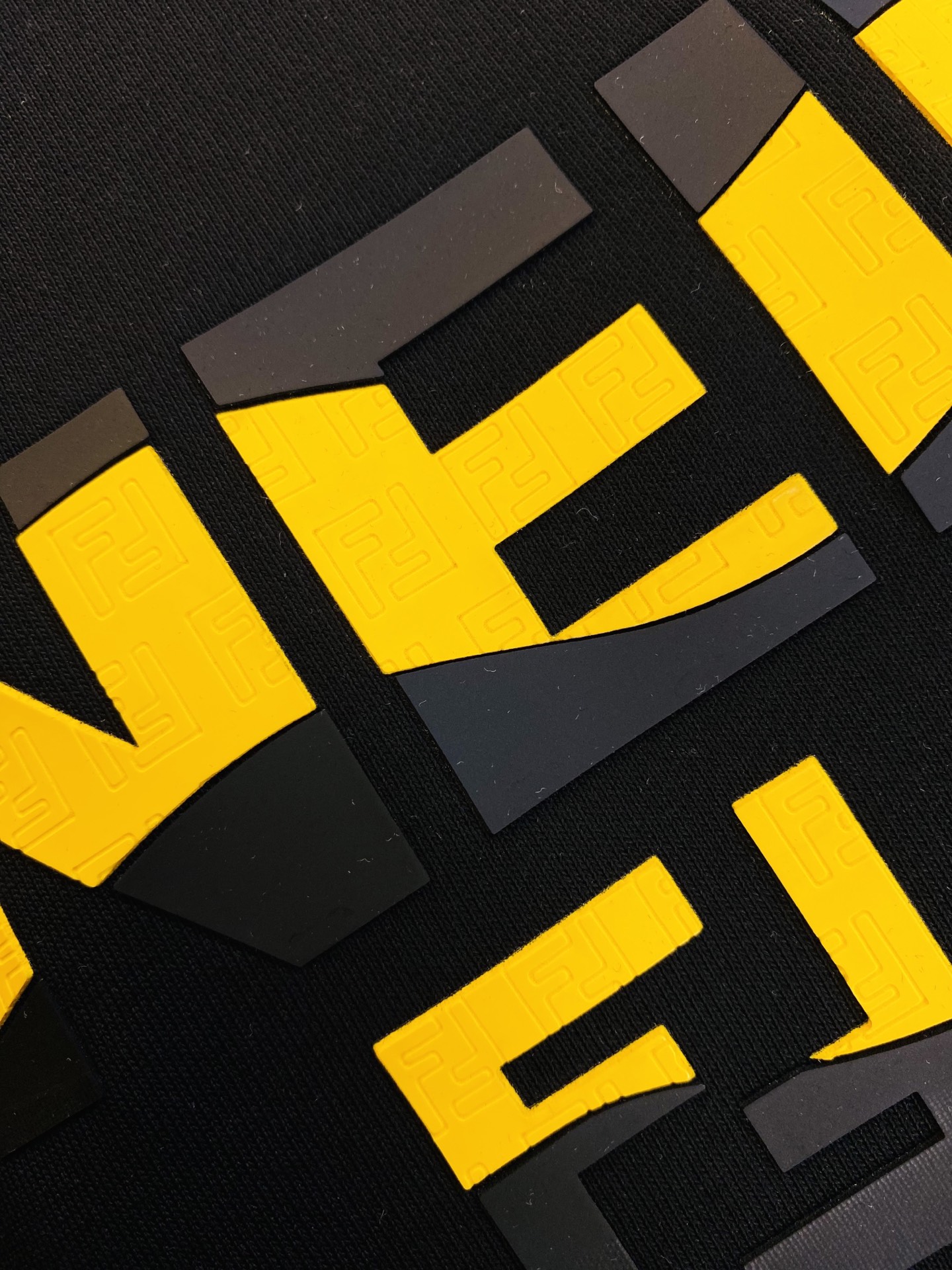 支持年后退换！ 双丝光棉！P220 官网款 可穿200斤🔥 芬迪Fendi 原单品质 注意内里不是毛圈⭕  内里丝光棉！黑色白色有加绒！需要加绒下单请备注！ 2025最新款 衣服男装卫衣T恤 精选专柜订制顶级🐥双丝光棉🐥进口面料 所有细节做工完美1比1复刻 还原正品百分百 原版五金 高端订制辅料 原厂原标 上身效果超赞！码数:M-4XL