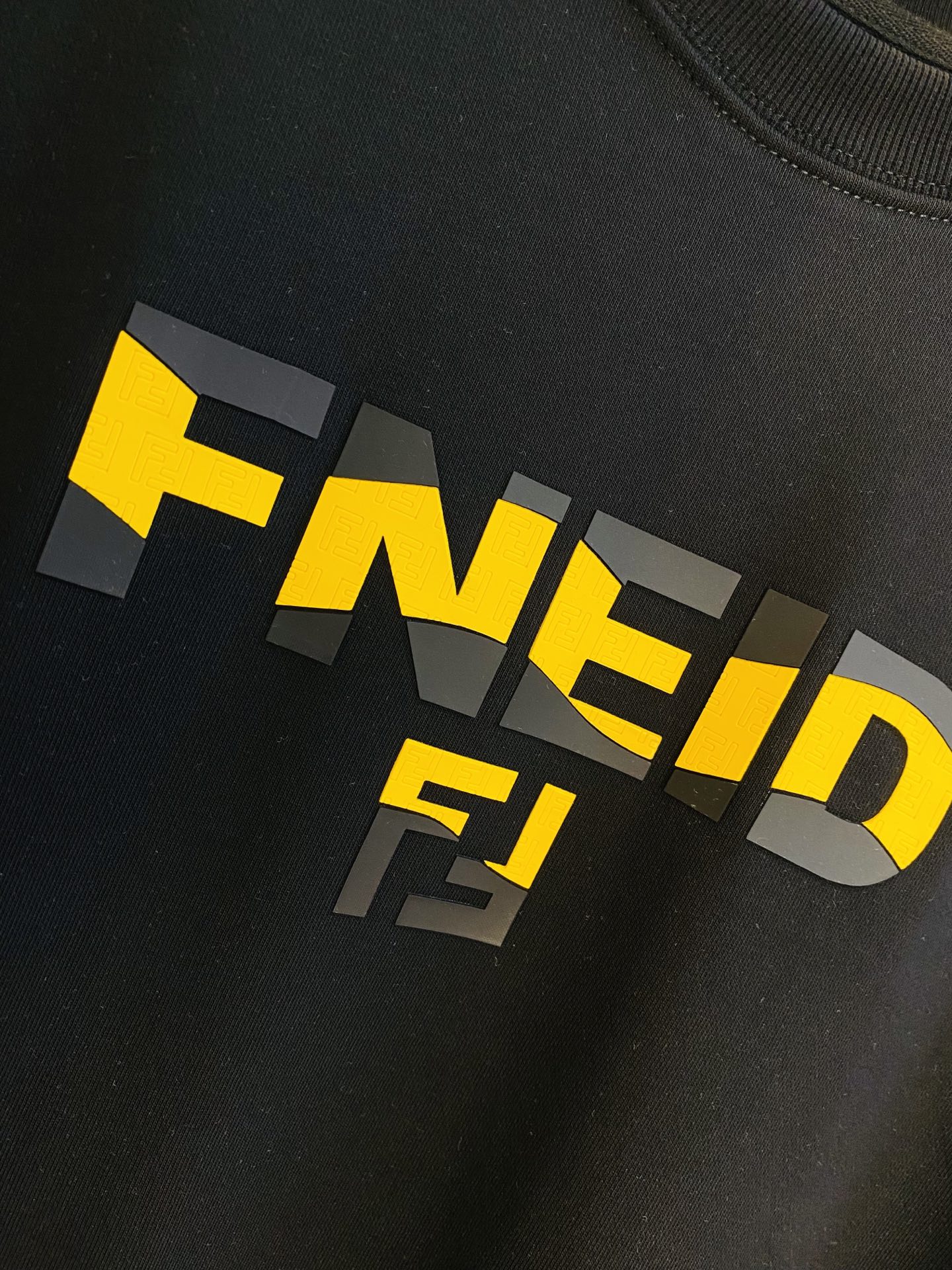 支持年后退换！ 双丝光棉！P220 官网款 可穿200斤🔥 芬迪Fendi 原单品质 注意内里不是毛圈⭕  内里丝光棉！黑色白色有加绒！需要加绒下单请备注！ 2025最新款 衣服男装卫衣T恤 精选专柜订制顶级🐥双丝光棉🐥进口面料 所有细节做工完美1比1复刻 还原正品百分百 原版五金 高端订制辅料 原厂原标 上身效果超赞！码数:M-4XL